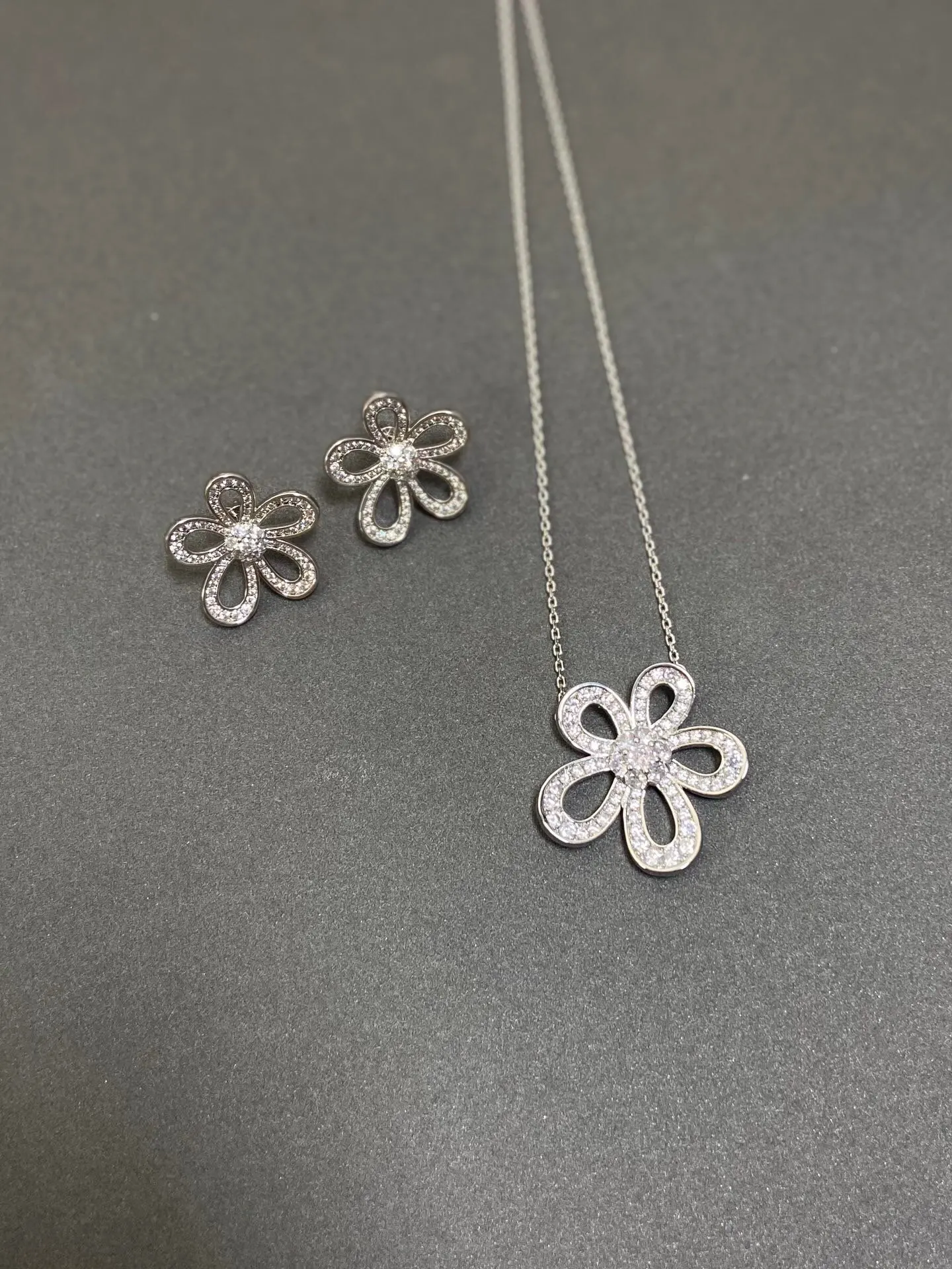 Van Cleef 耳钉 小巧点缀款