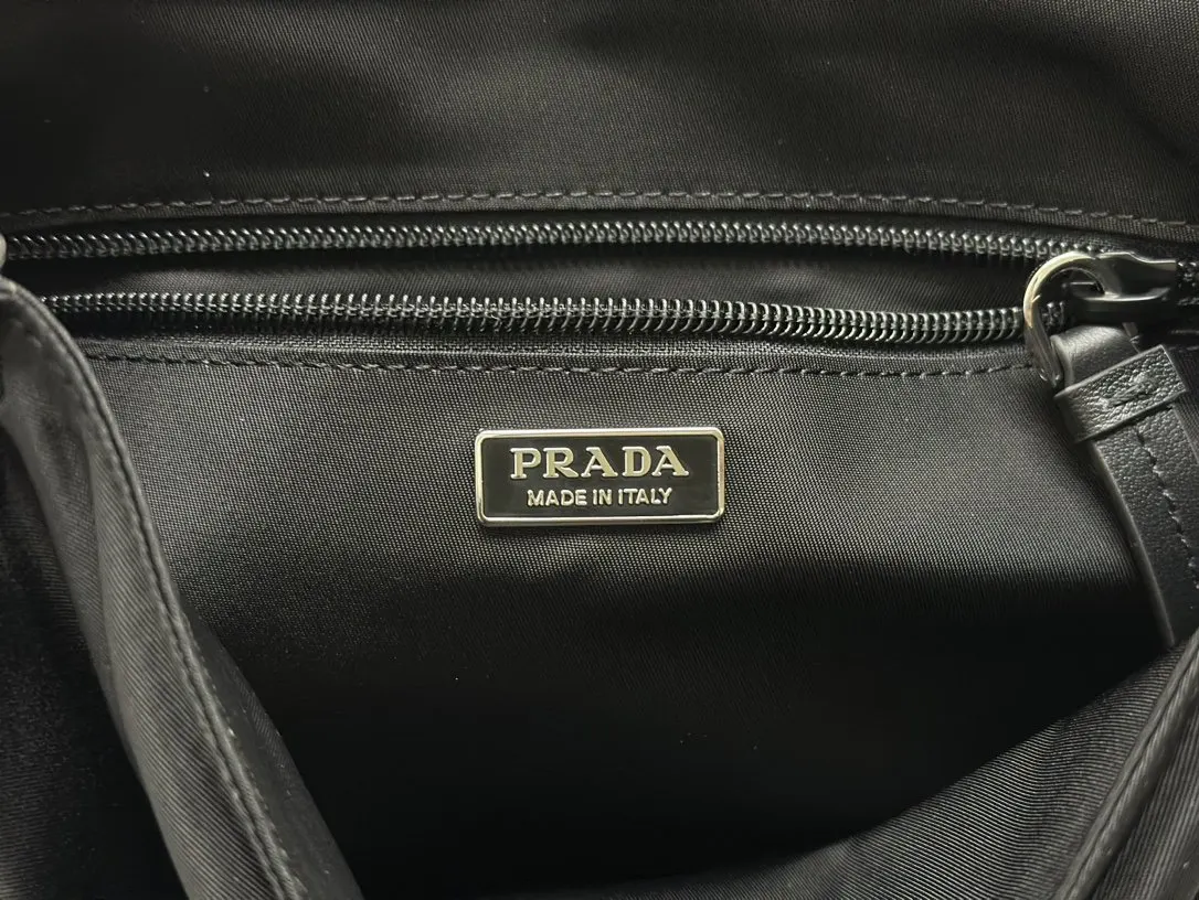 Prada 尼龍 斜背包 輕便斜挎款