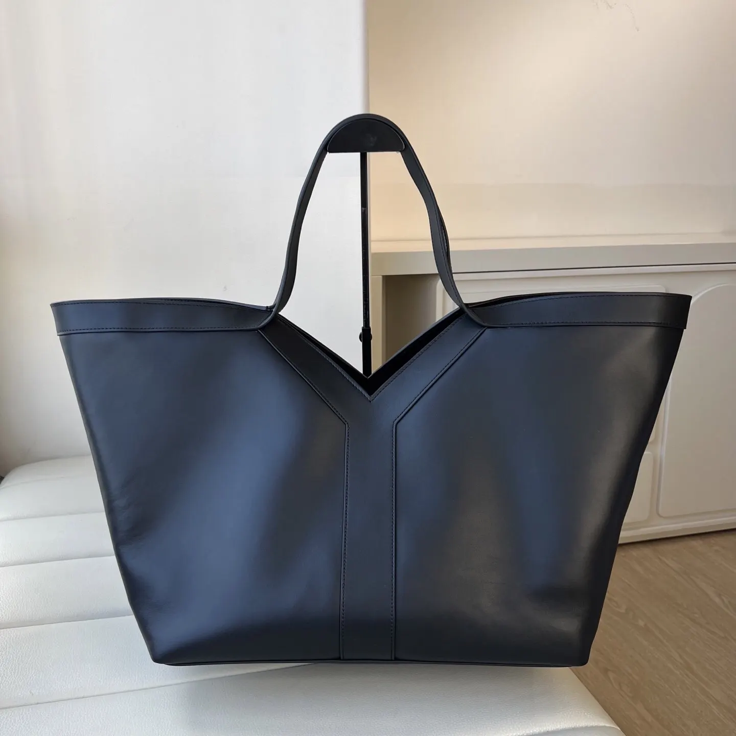 YSL 牛皮 Cabas 精细粒面皮革托特包 同色系绒面 大容量托特款