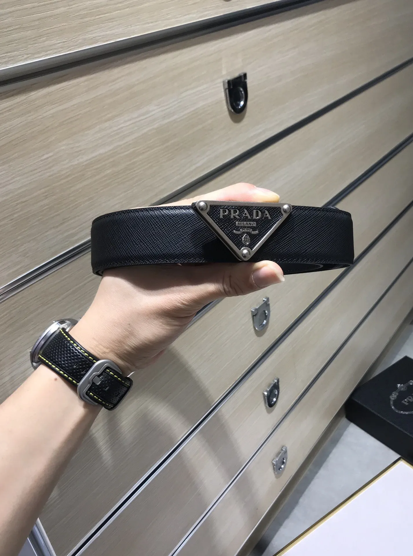 PRADA 牛皮 三角标 腰帶 通勤搭配款