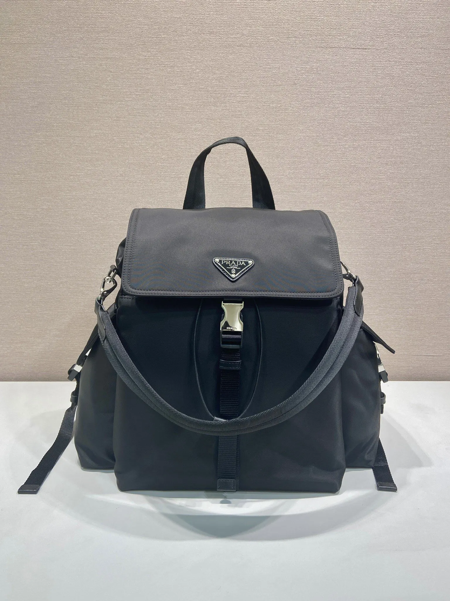 PRADA 2VZ118 Re-Nylon尼龍 皮革 雙肩背包 輕便实用款