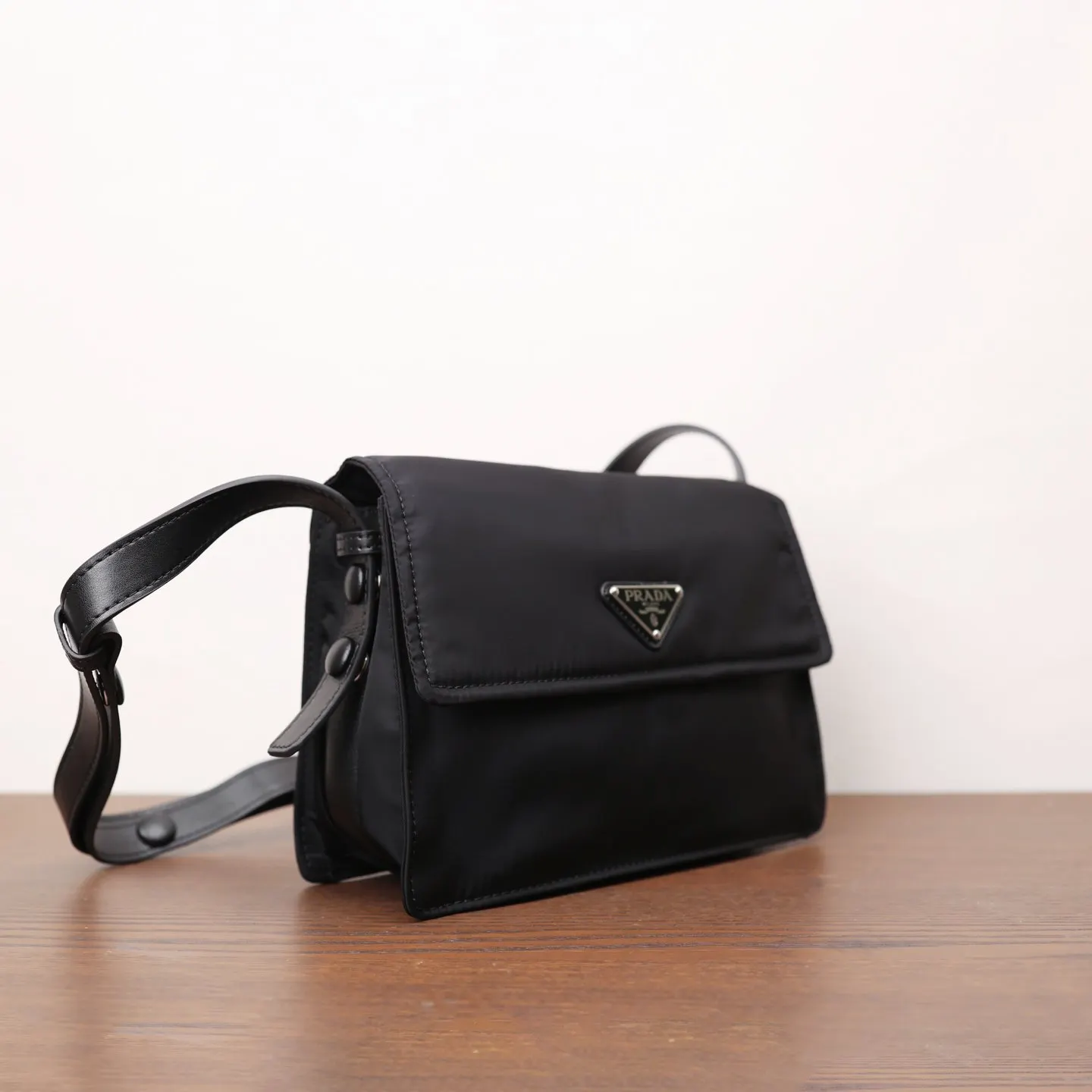 Prada 尼龍 斜背包 輕便斜挎款