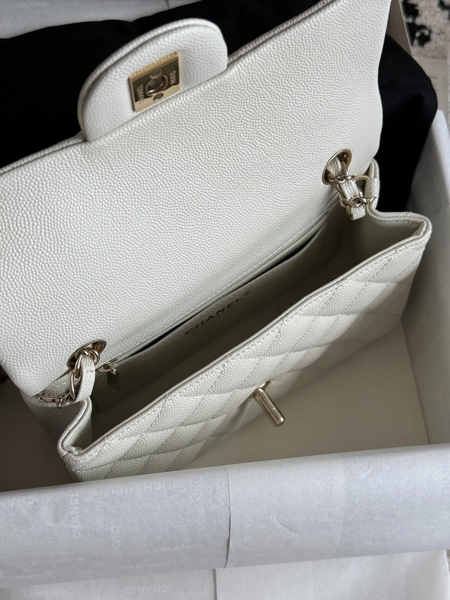 Crossbody Bag Lightweight Classic Leather Image 9 Crossbody Bag Lightweight Classic Leather Image 9