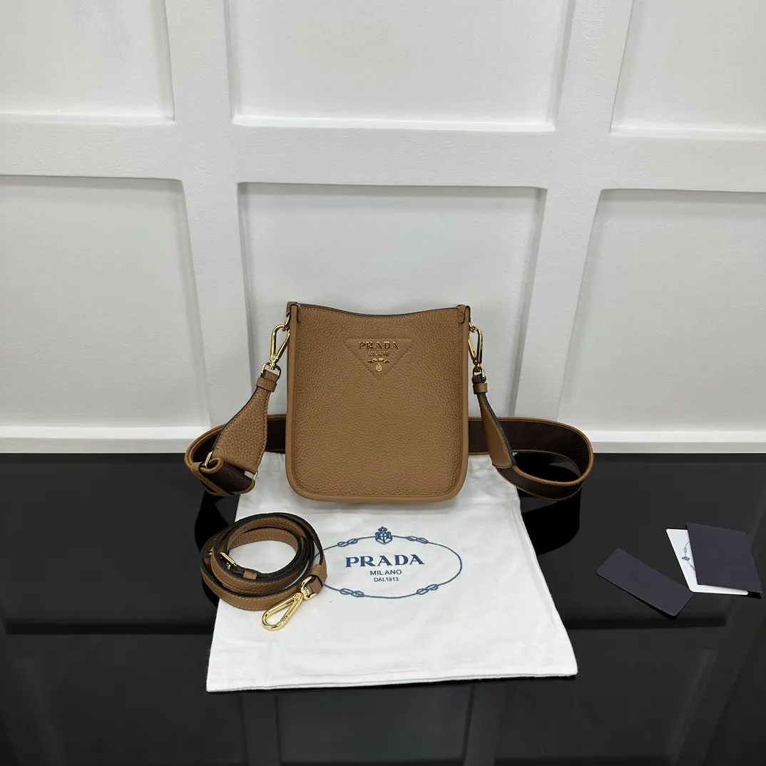 PRADA 金色 雙肩背包 輕便实用款