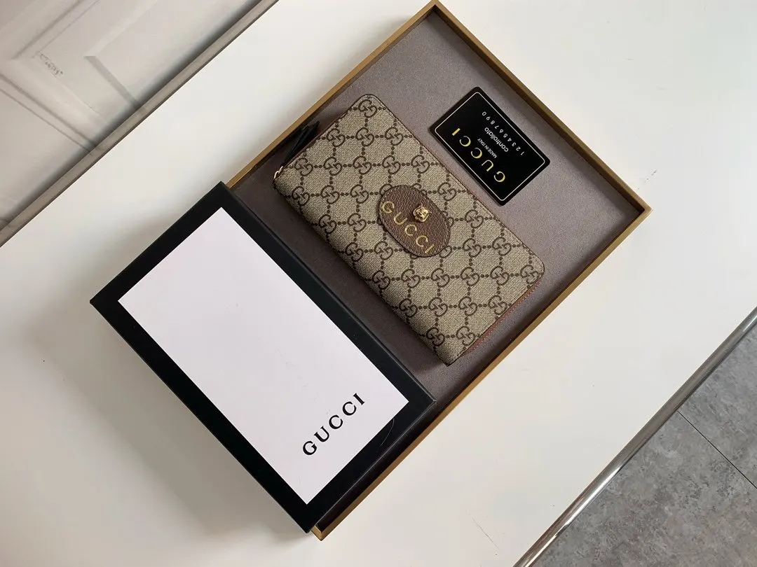 Gucci leather wallet, daily storage