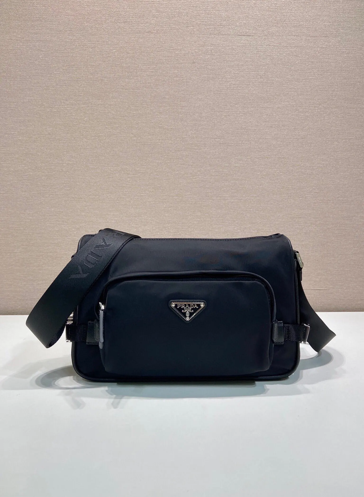 PRADA Re-Nylon尼龍 Saffiano十字纹牛皮 三角标 邮差包 通勤百搭款