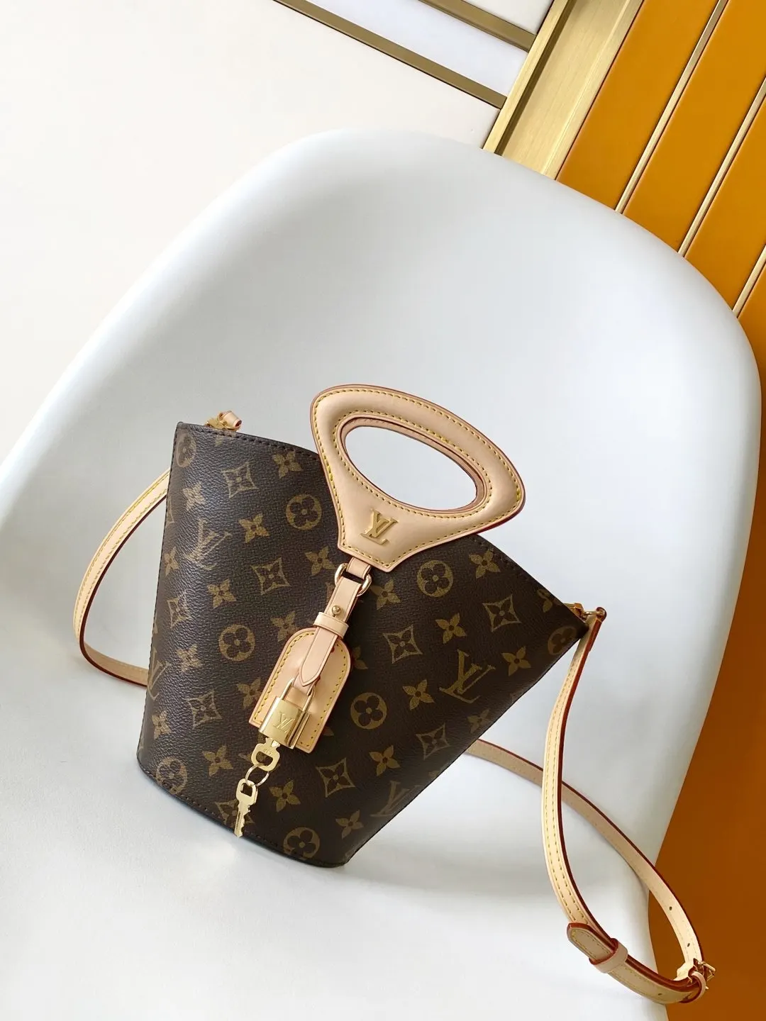 LV 牛皮 动态 Nicolas Gh 水桶包 休閒水桶款