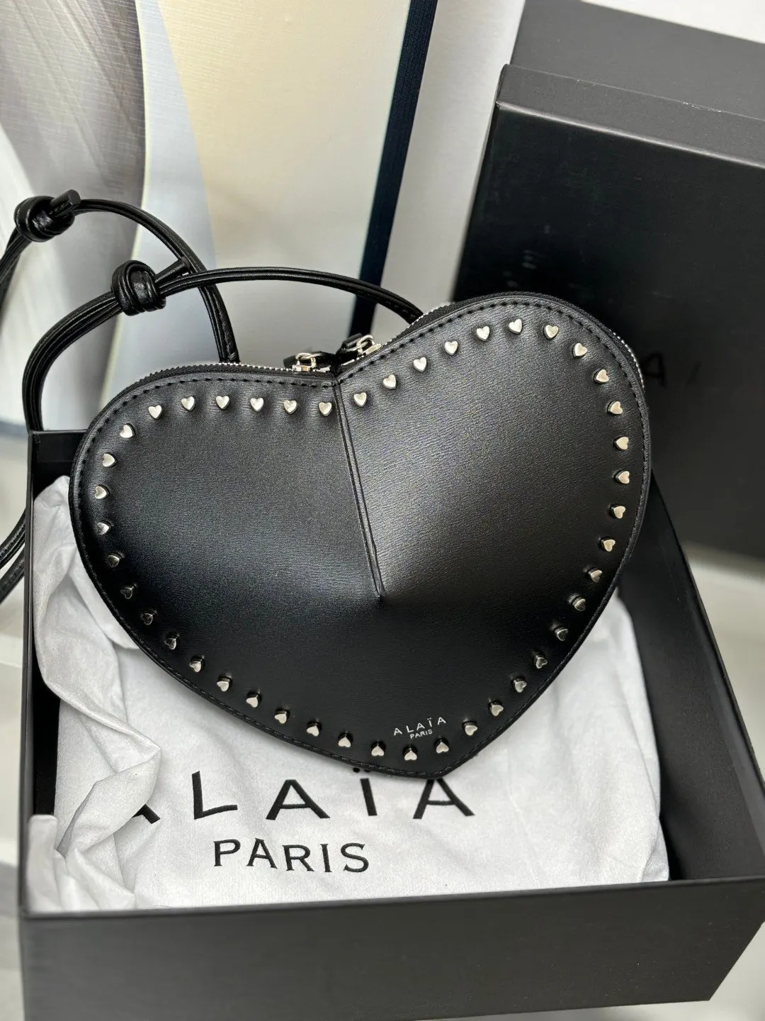 Alaia 爱心钉钉款 柳丁 立 腋下包 復古腋下背款