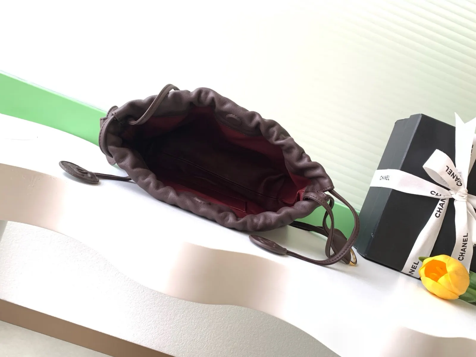 皮革 肩带可调节 单肩斜挎都OK 容量适中 通勤出街都能装 水桶包 休闲水桶款