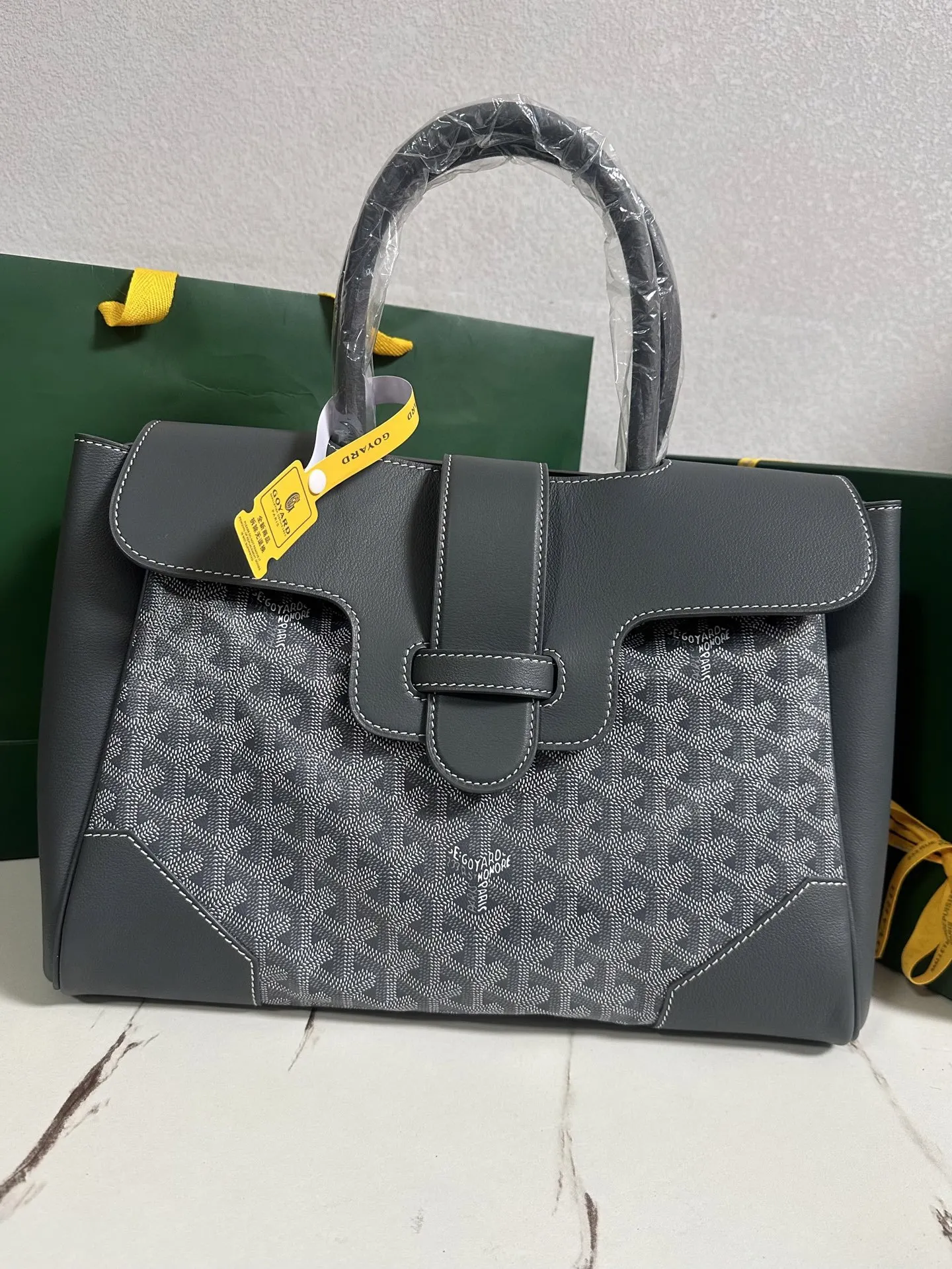 Goyard 小牛皮 无论包是打开还是合上 在内还是在外 它都能与女性生活 托特包 大容量托特款