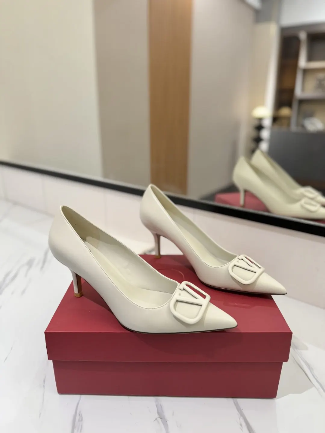 Valentino 金色 平底鞋 通勤约会款