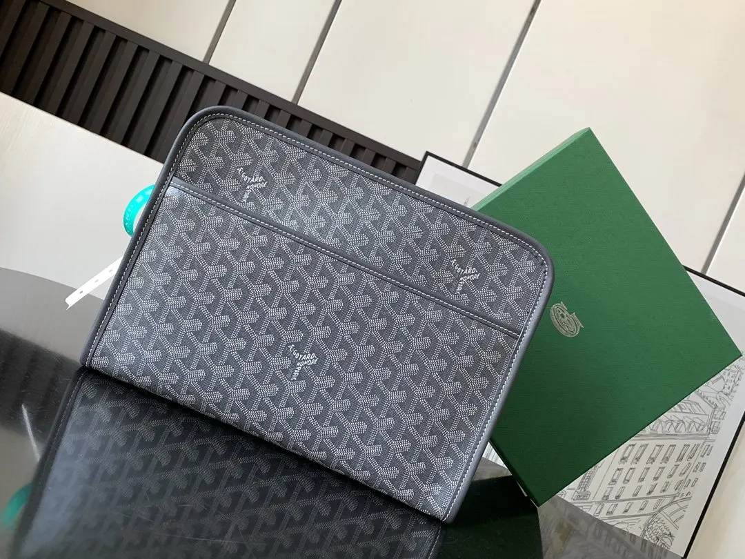 Goyard 灰色 其防水棉布衬里易于清洁 可通过其外部挂环将其挂在任何 化妝包 便携收納款