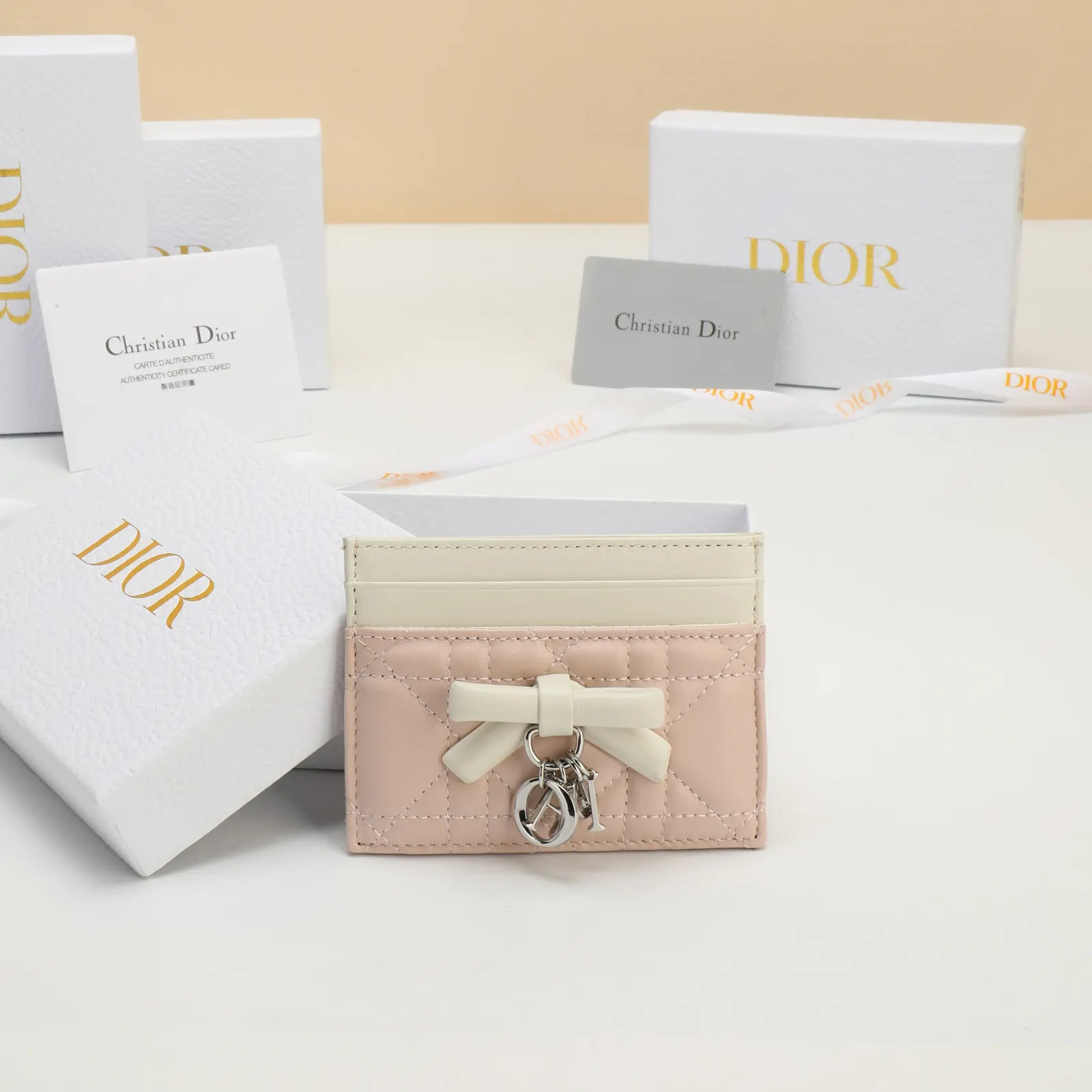 Dior Lady Dior 白色羊皮卡夾 精緻配飾款