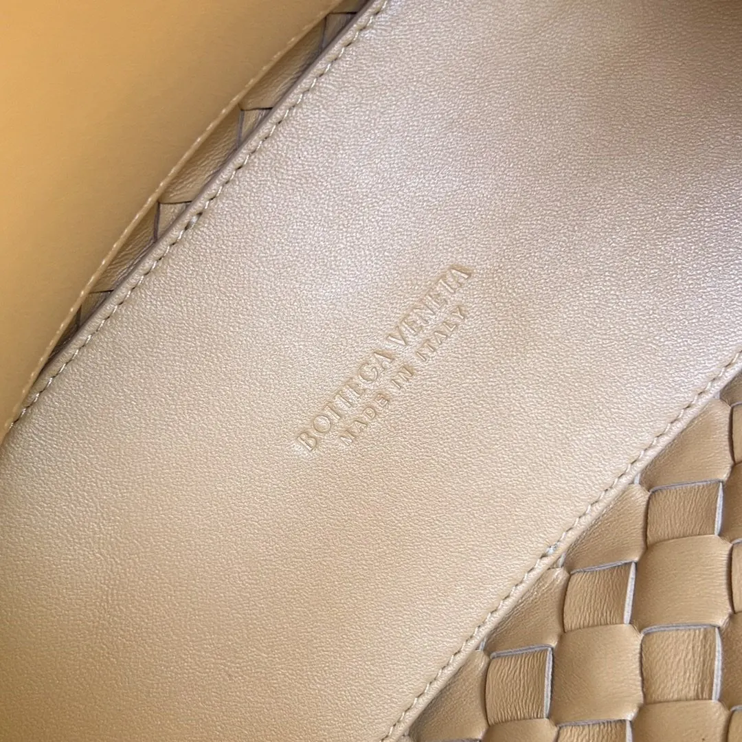Bottega Veneta 金色 羊皮 斜背包 輕便斜挎款