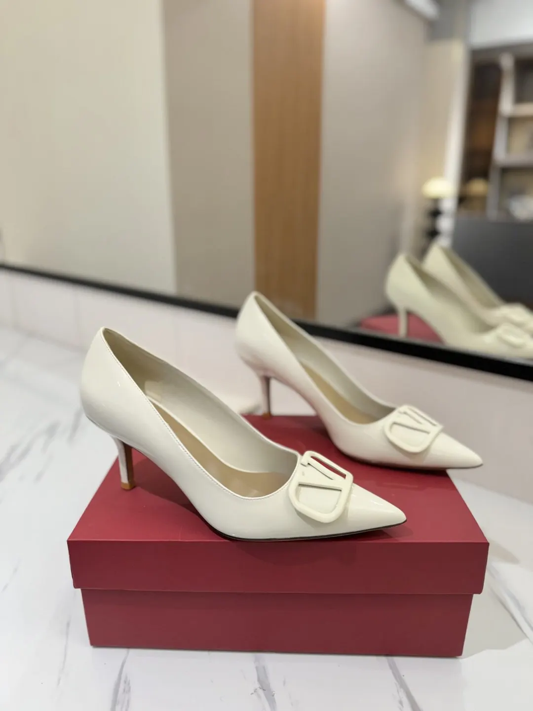 Valentino 金色 平底鞋 通勤约会款