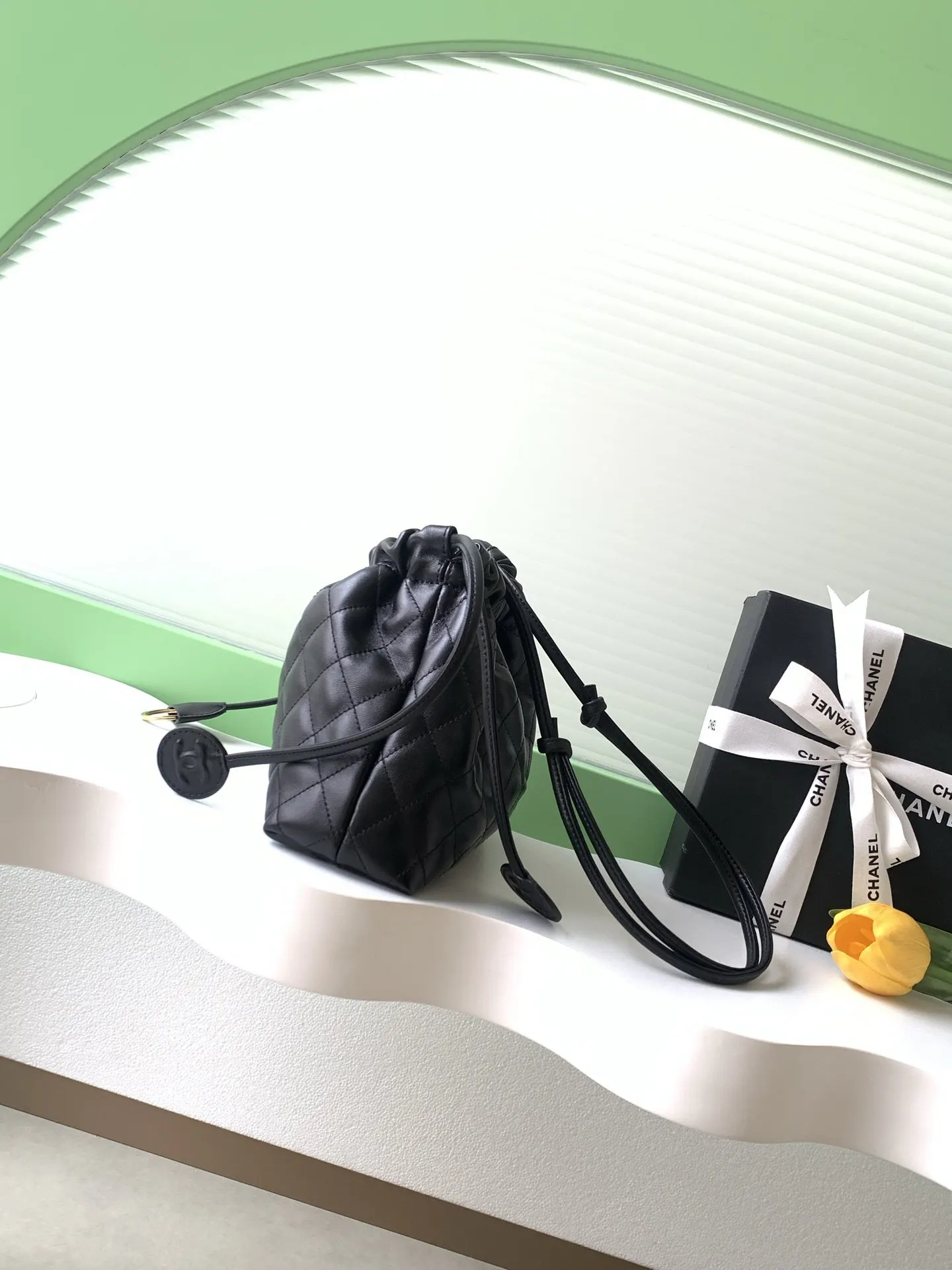 皮革 肩带可调节 單肩斜挎都OK 容量适中 通勤出街都能装 水桶包 休閒水桶款