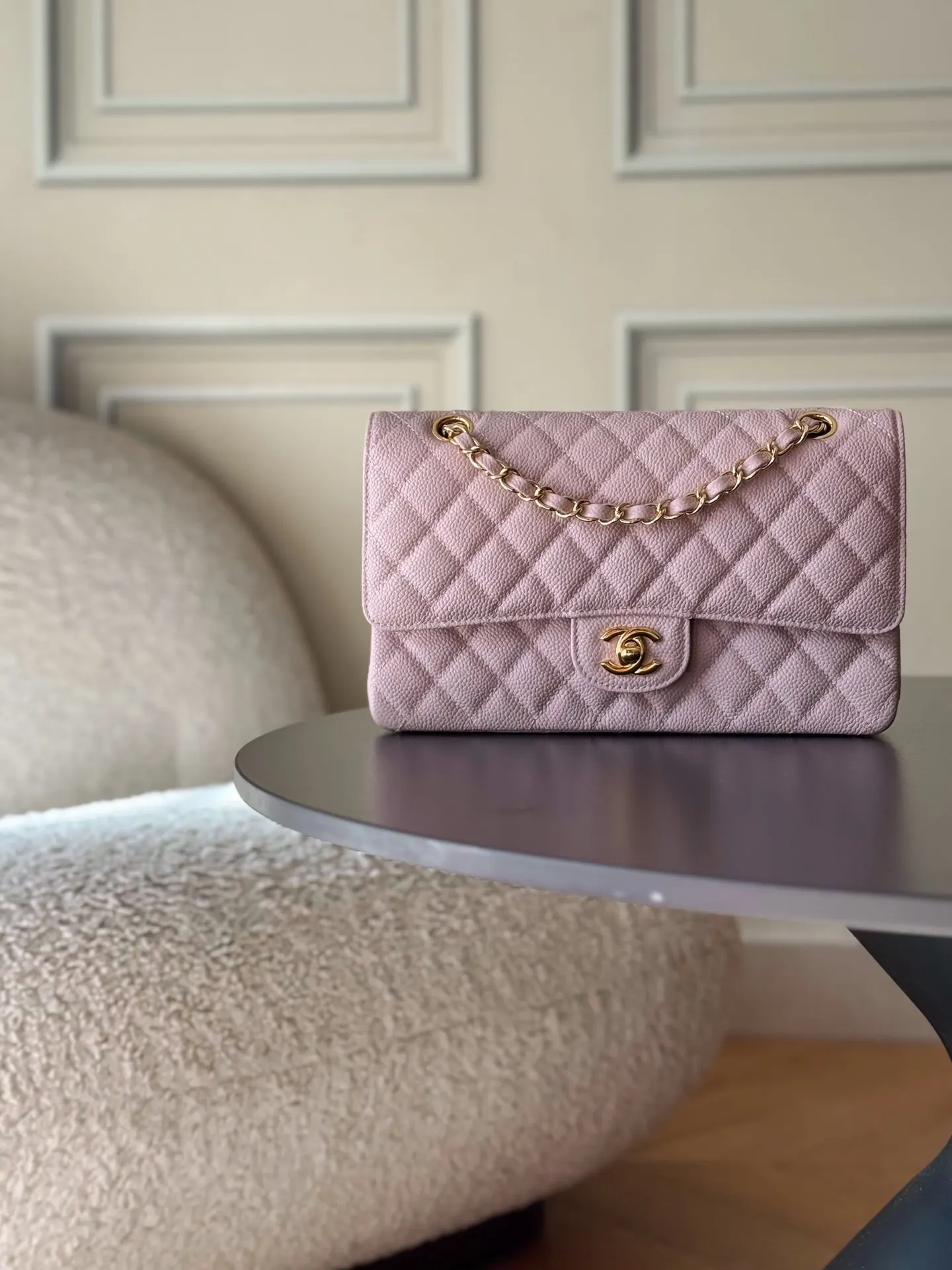 CHANEL 浅粉色魚子醬牛皮翻蓋鏈條包 金扣款