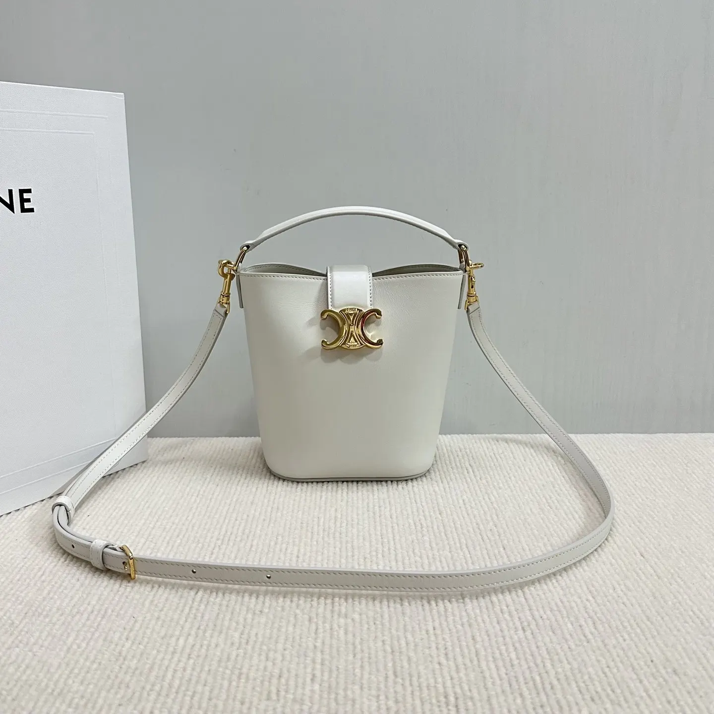 Triomphe 白色 金色 小牛皮 水桶包 休閒水桶款