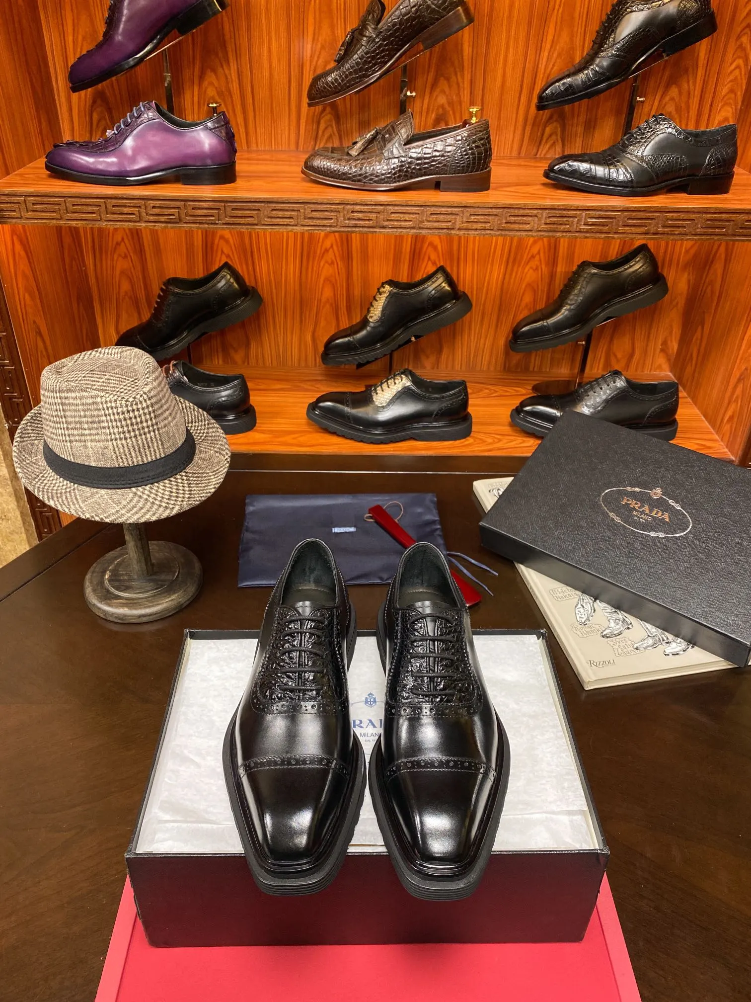 PRADA 鳄鱼皮 牛皮 休閒鞋 舒適百搭款
