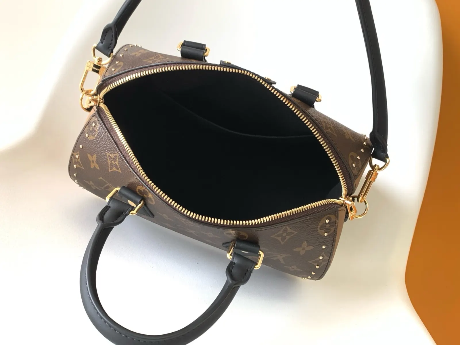 Louis Vuitton Crossbody Bag Lightweight Leather Image 9 Louis Vuitton Crossbody Bag Lightweight Leather Image 9