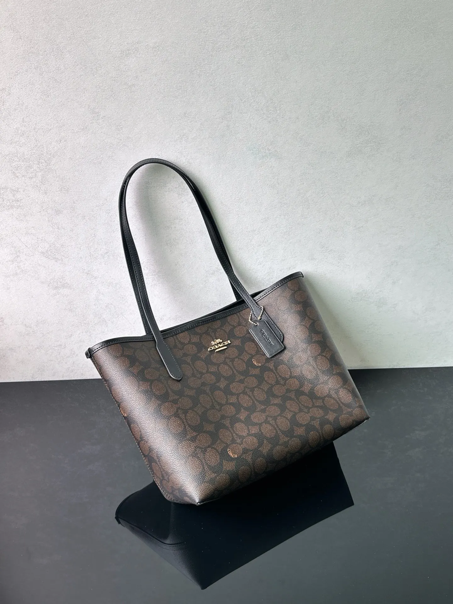Coach 老花 卡其 經典老花涂层PVC材质 耐磨抗造 日常摩擦 轻微淋溅 托特包 大容量托特款