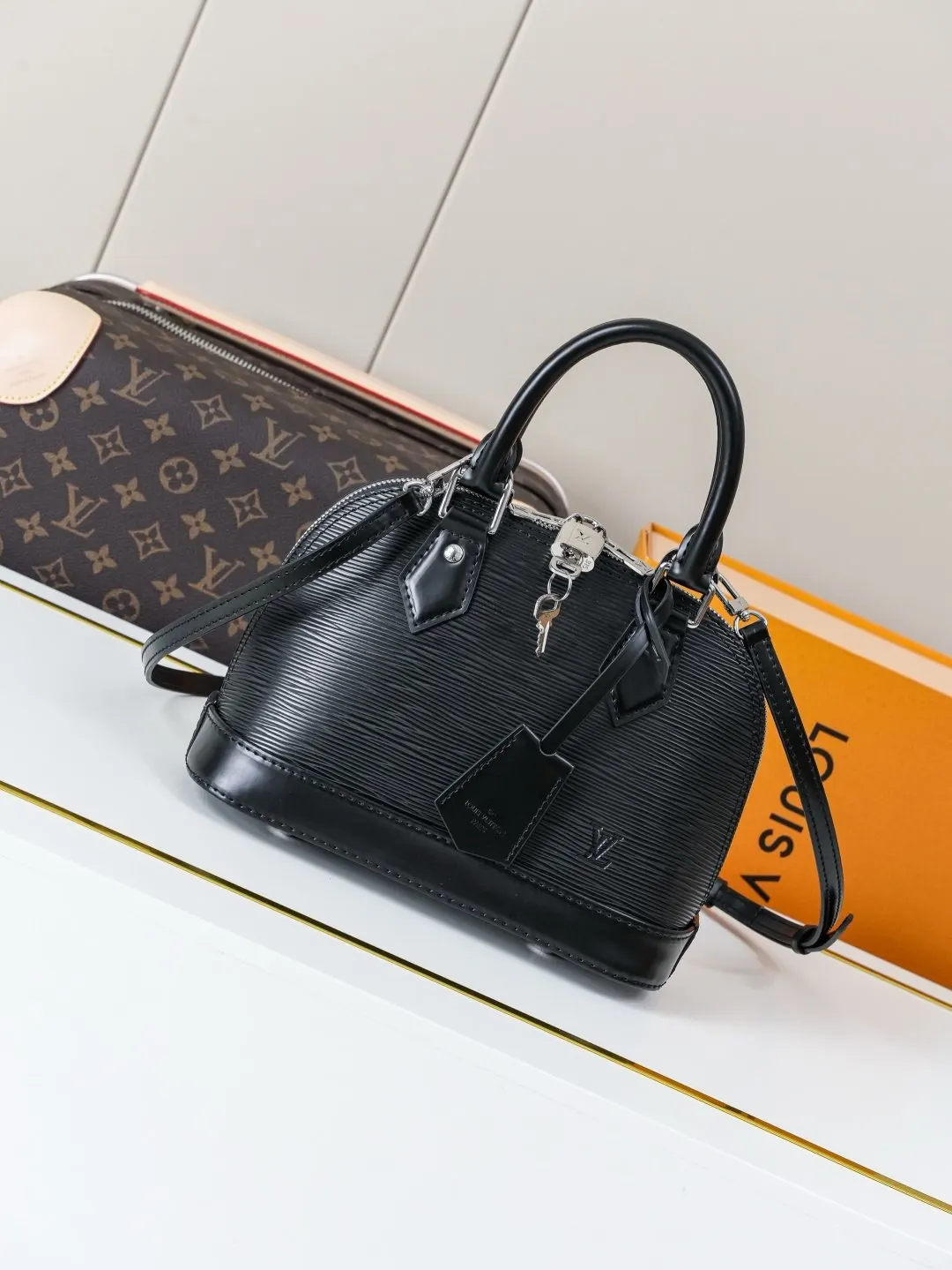 LV Alma 黑色老花貝殼包 彩色挂饰款