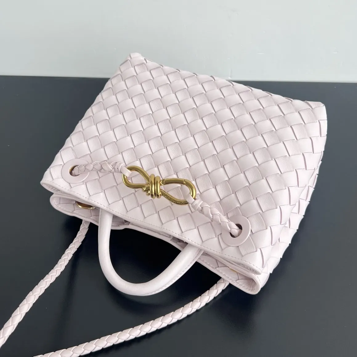 Bottega Veneta 金色 羊皮 斜挎包 轻便斜挎款