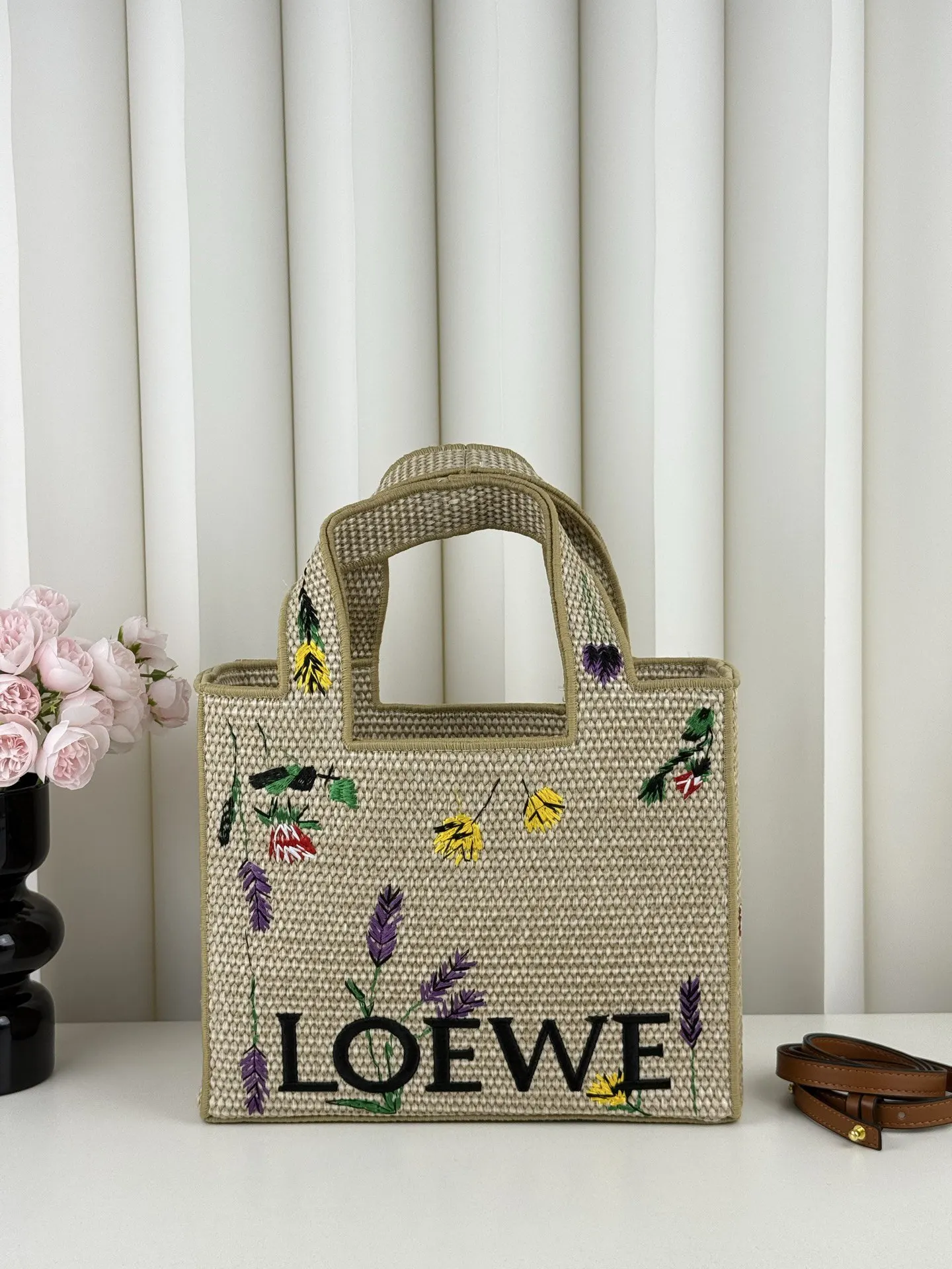 Loewe 罗意威刺绣 夏日海岛系列推出了 草编 托特包 大容量托特款