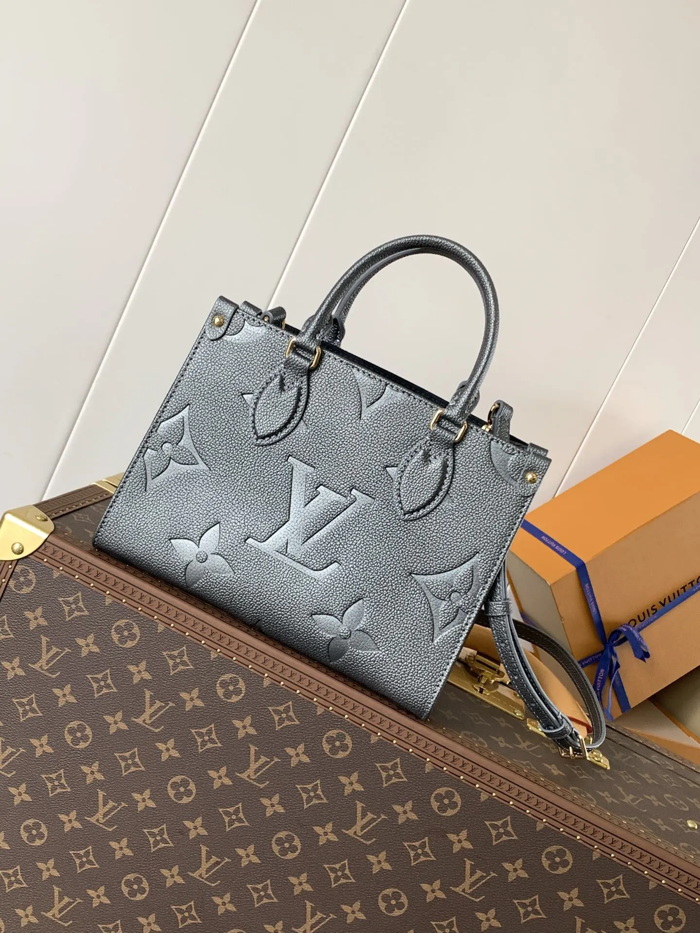 LV 灰色 牛皮 枪灰色 头 收纳包 旅行收纳款