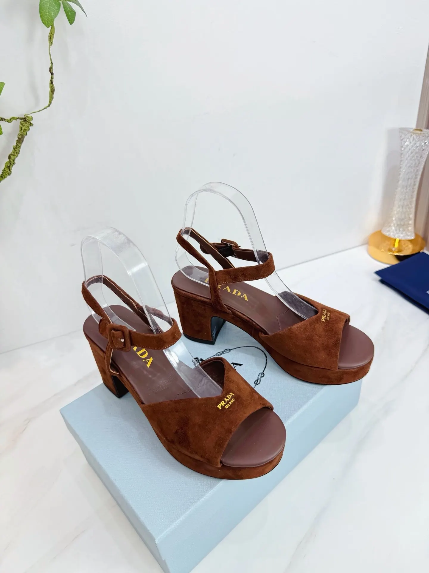 PRADA 羊皮 休閒鞋 舒適百搭款