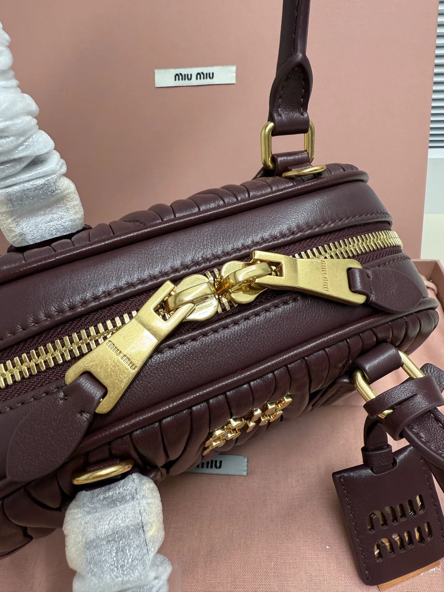 皮革 适 学院风 轻熟风 復古风等多种穿搭場景 是四季都能 斜背包 輕便斜挎款