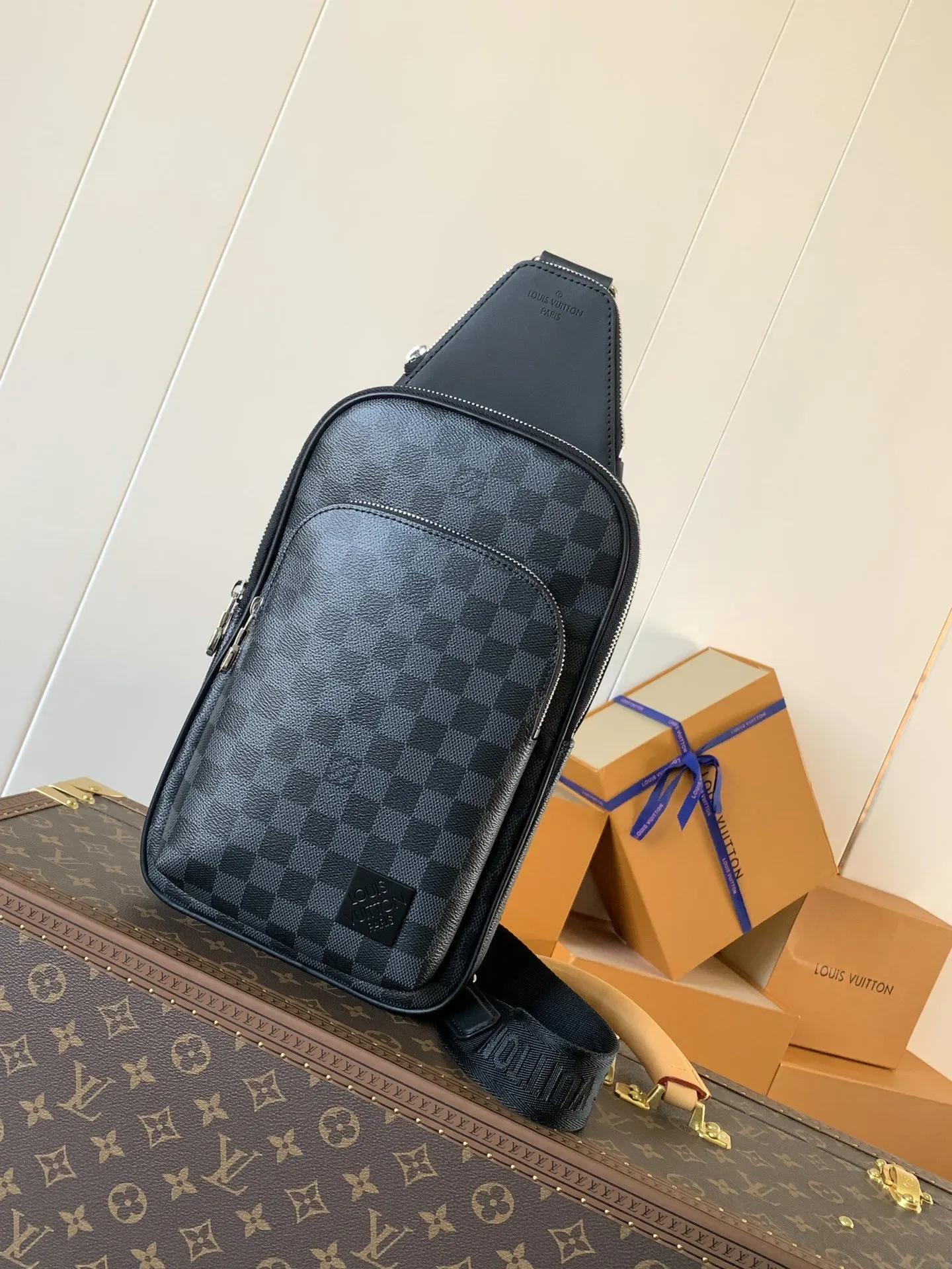 LV 牛皮 可调节锦纶肩带可通过 形环固定于左右两侧 帆布肩