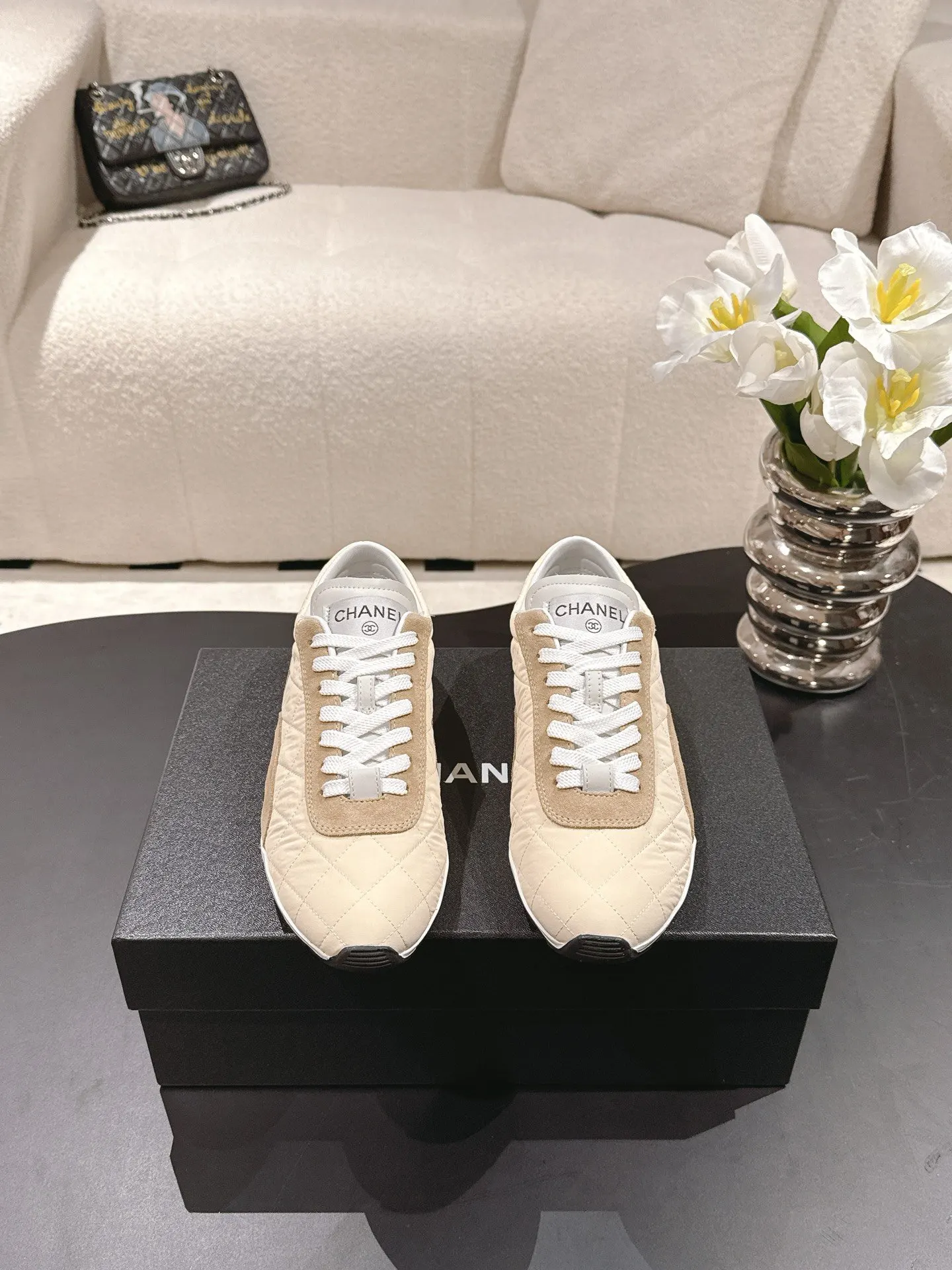 CHANEL 白黑拼色羊皮休閒鞋 復古款