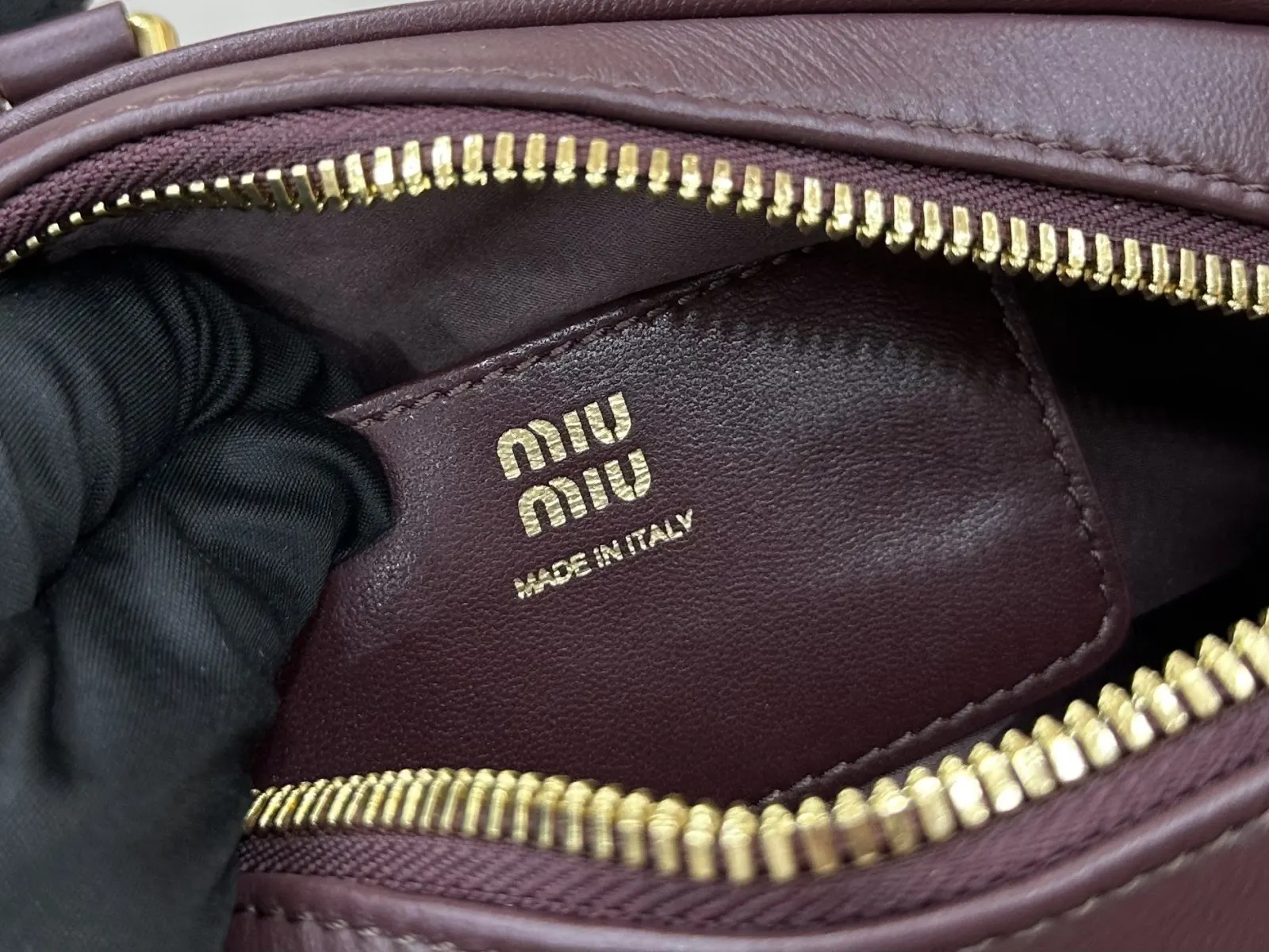 Miu 白色 红色 羊皮 斜挎包 轻便斜挎款