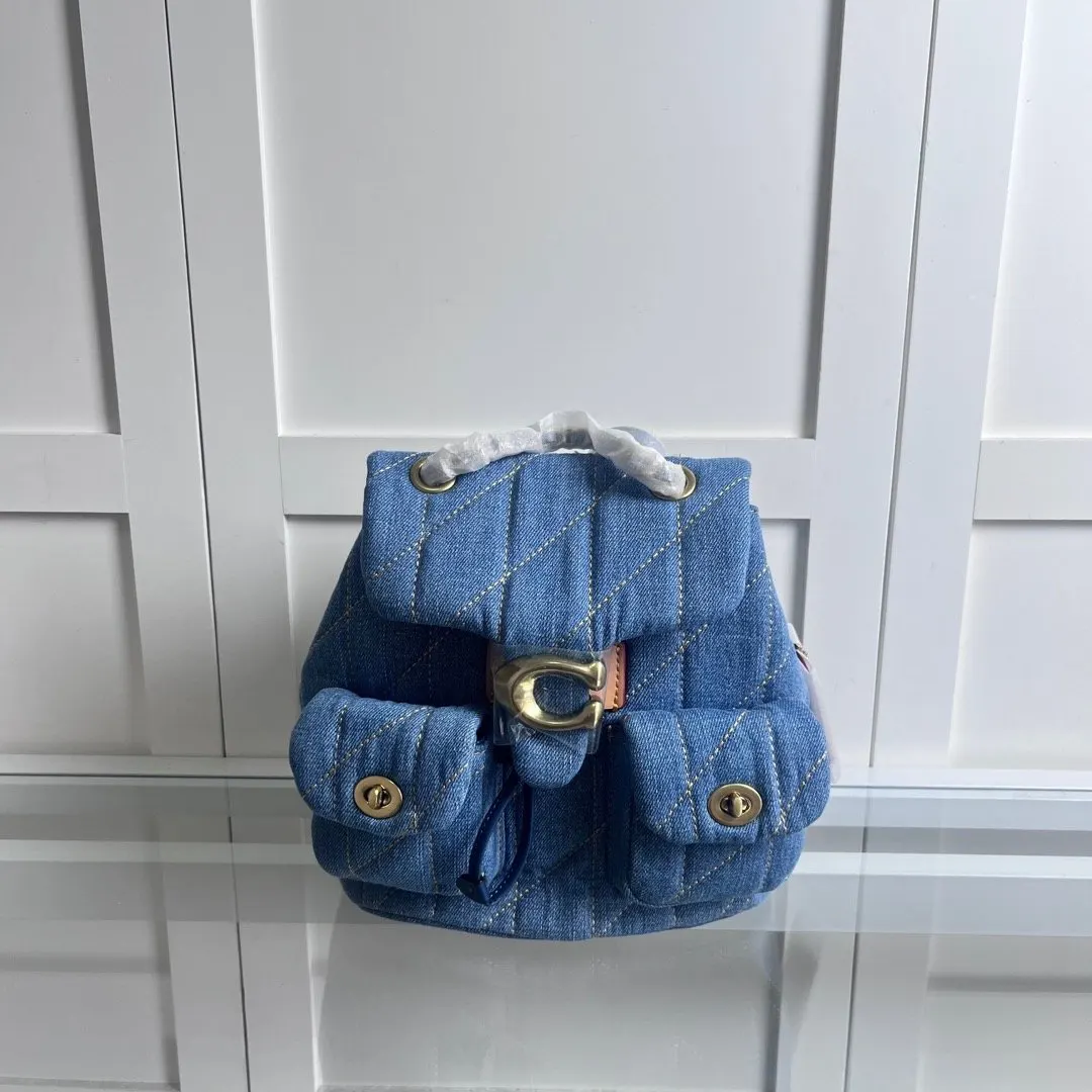 Coach 女士菱格纹绗缝TABBY雙肩包背包大容量便携 实用雙肩款