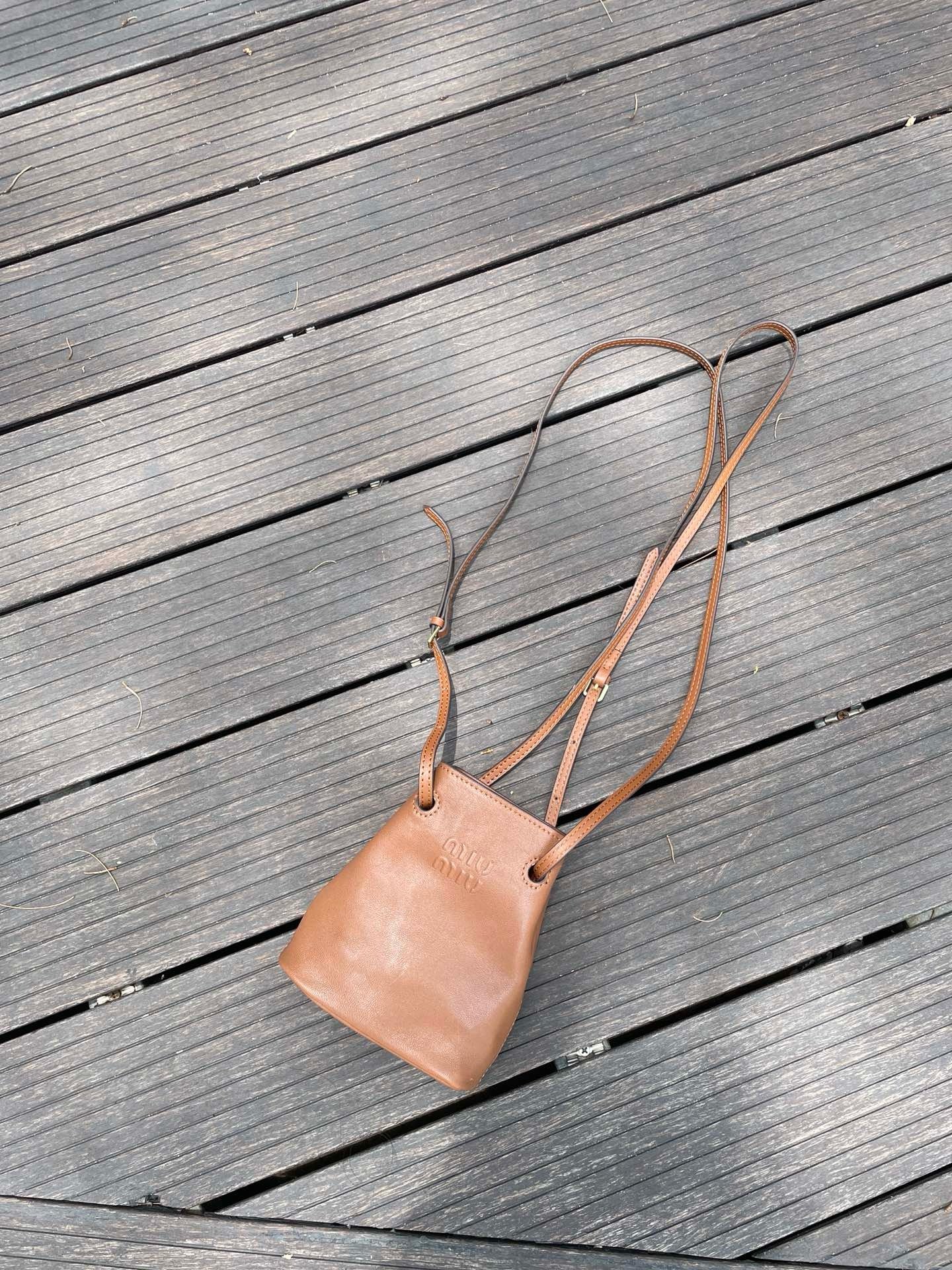 Miu 羊皮 MiuMiu羊皮福袋小桶包 个色 斜背包 輕便斜挎款