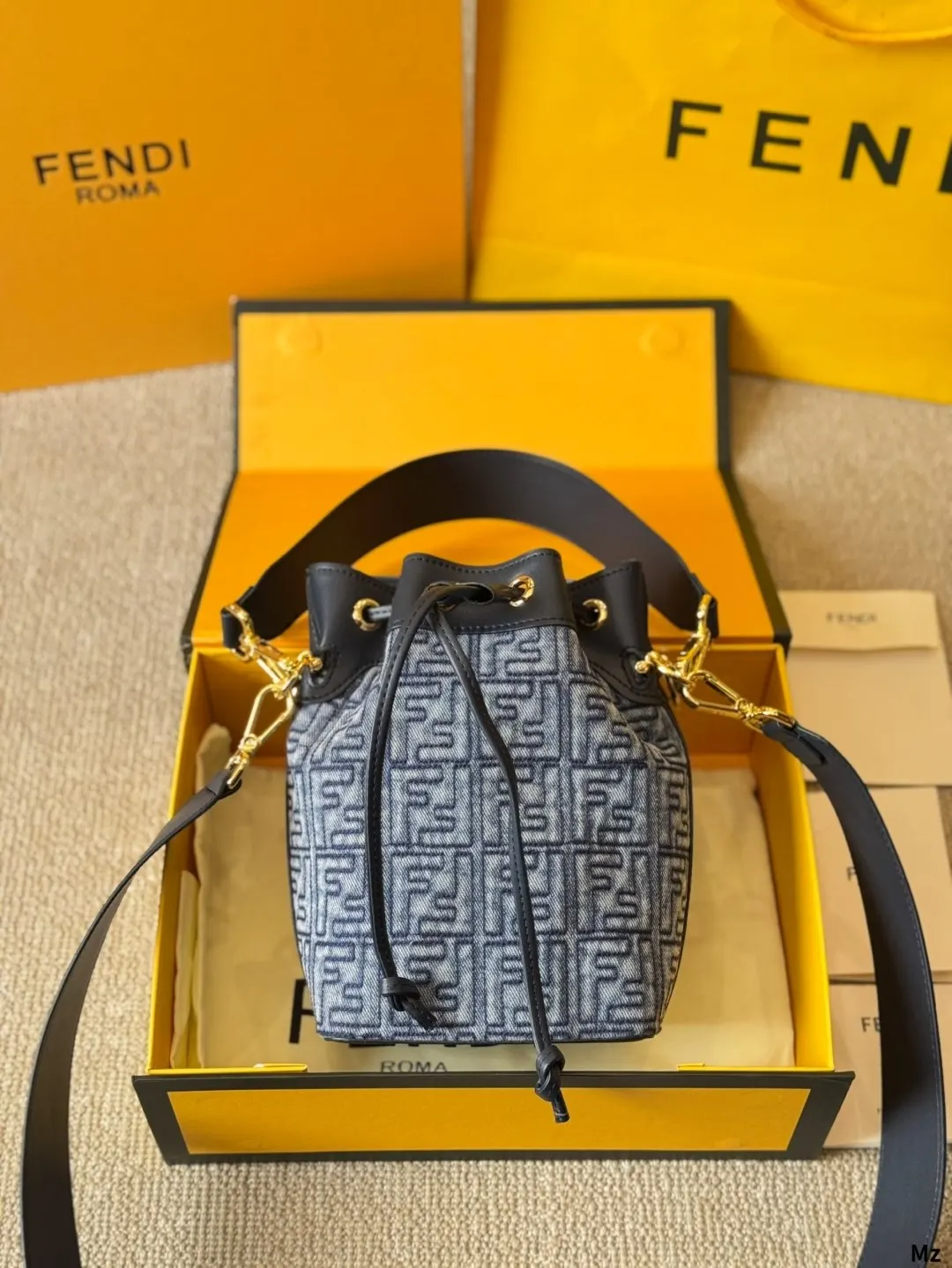 Fendi 一长一短两条可拆卸肩带 可單肩背或斜挎 水桶包 休閒水桶款