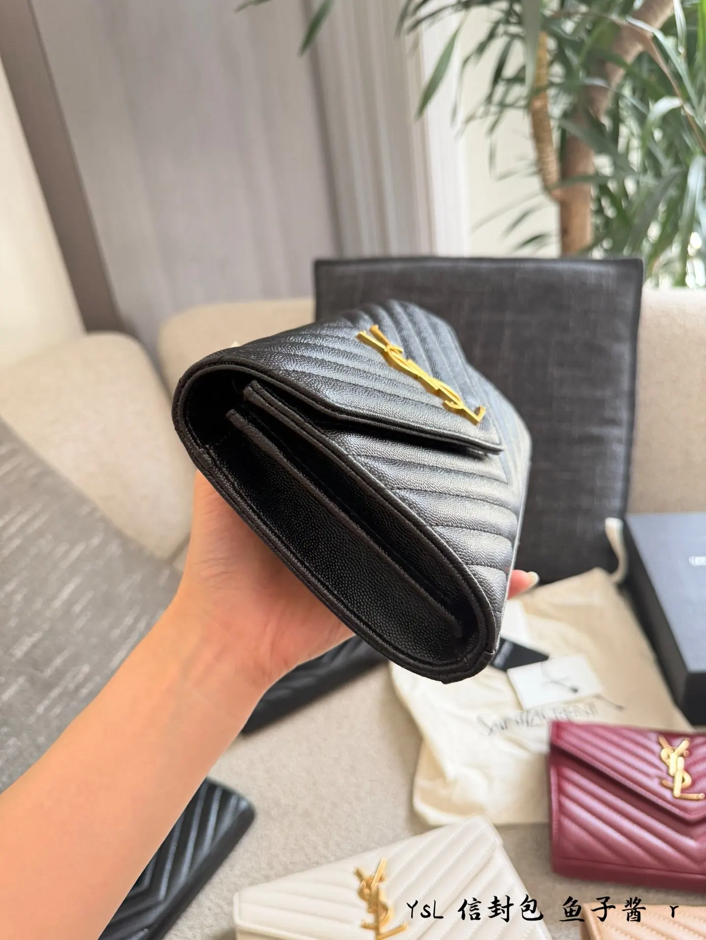YSL 牛皮 黑金鱼子酱信封包​​ 黑金鱼子酱信封包 经典黑金 链条包 精致链条款