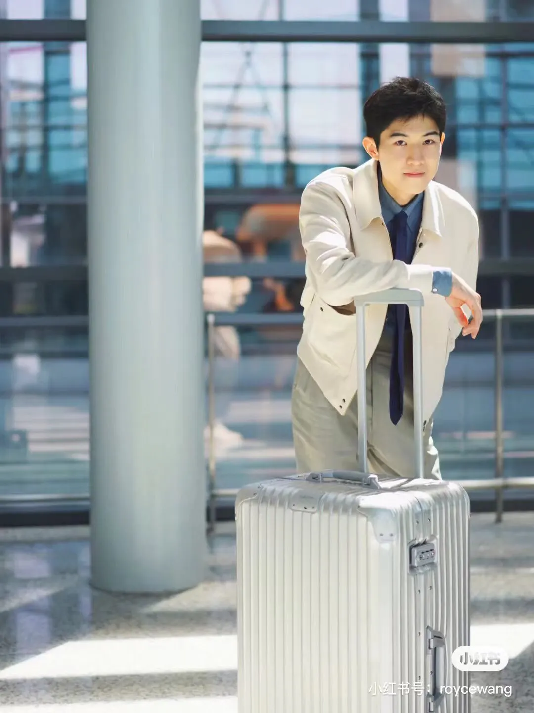 银色 经典的银色太高级了 铝镁合金材质确保了行李箱的坚固和 旅行拉杆款 轻便出行款