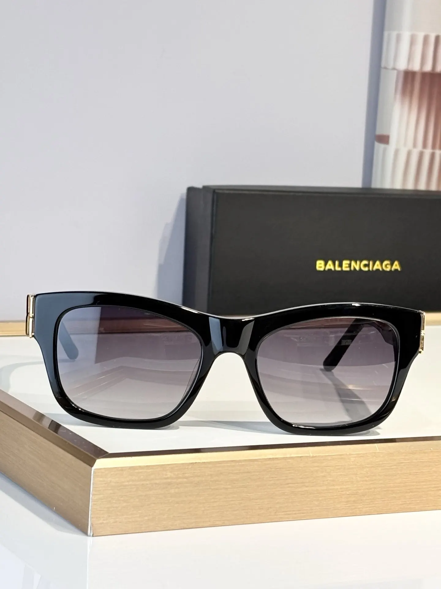 Balenciaga BB0503S 太阳镜 精致搭配款