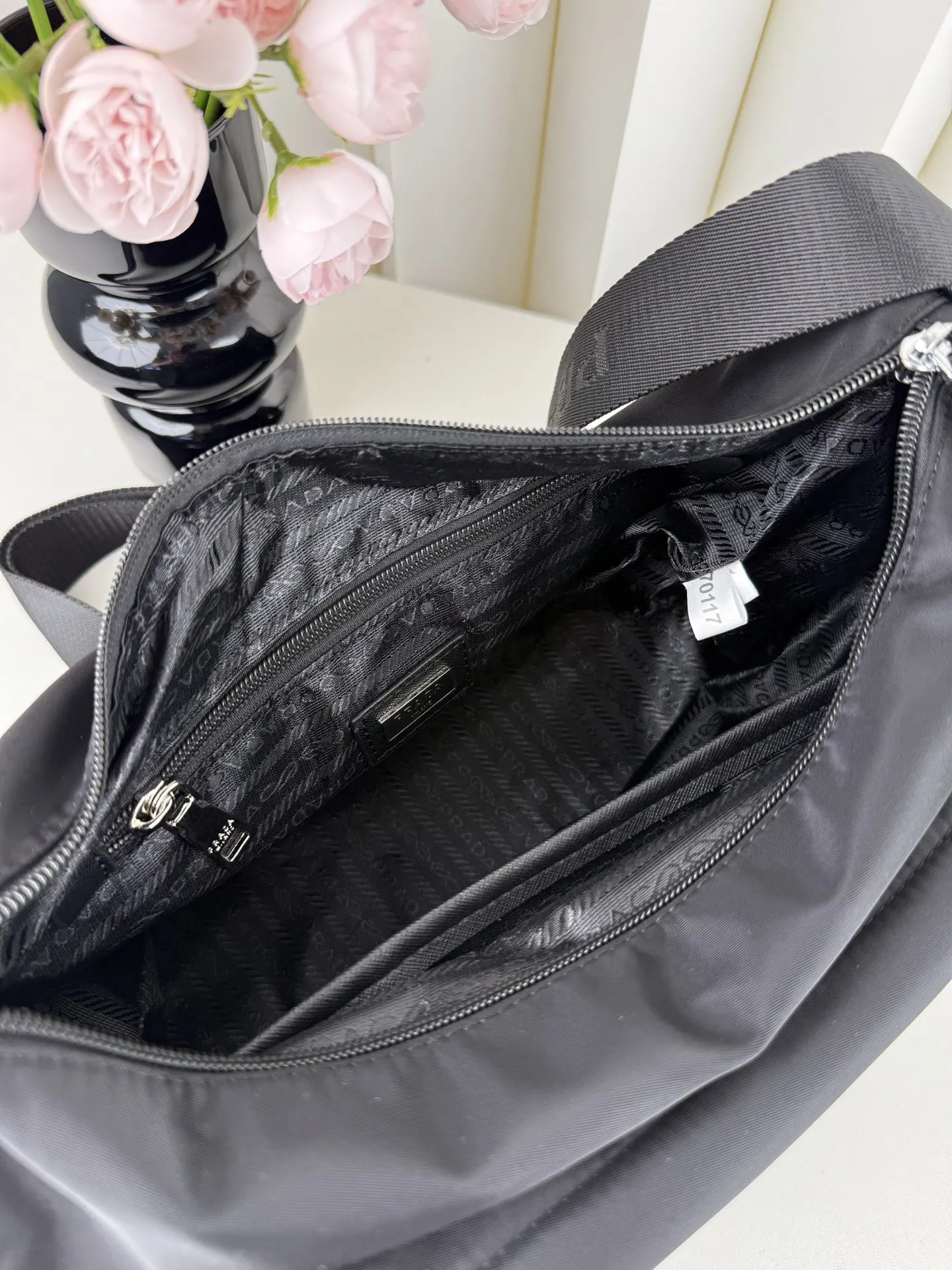 Crossbody Bag Lightweight Leather Image 9 Crossbody Bag Lightweight Leather Image 9
