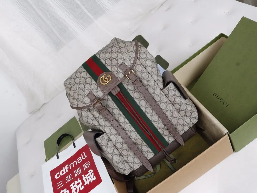 黑色 皮革 背包采用品牌标志织带装饰肩带和 雙肩包 实用雙肩款