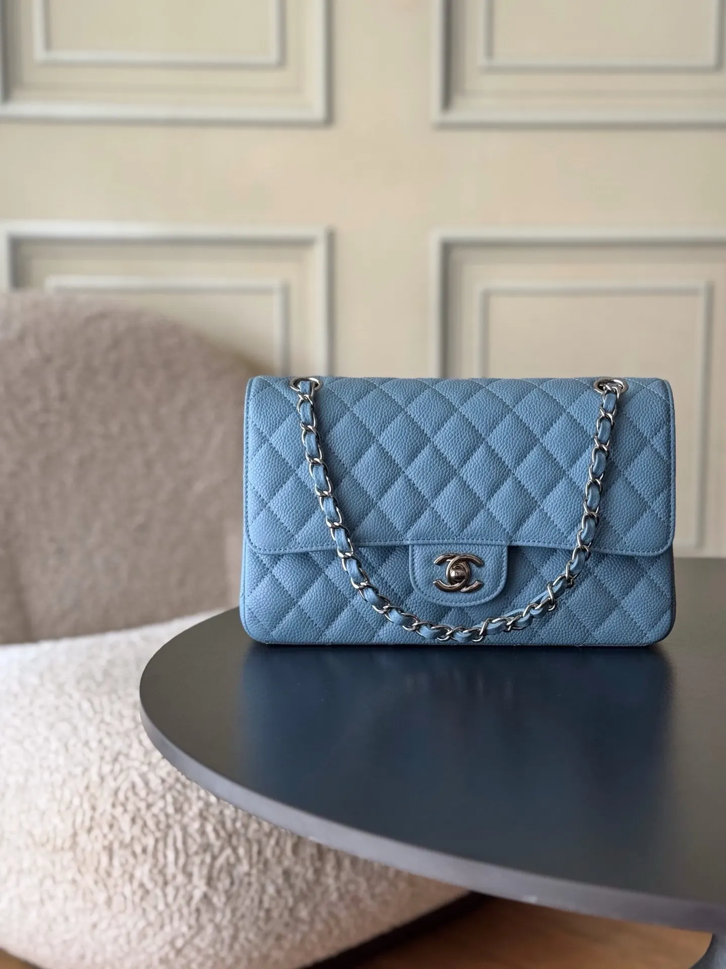 CHANEL 浅藍色魚子醬牛皮翻蓋鏈條包 金扣款