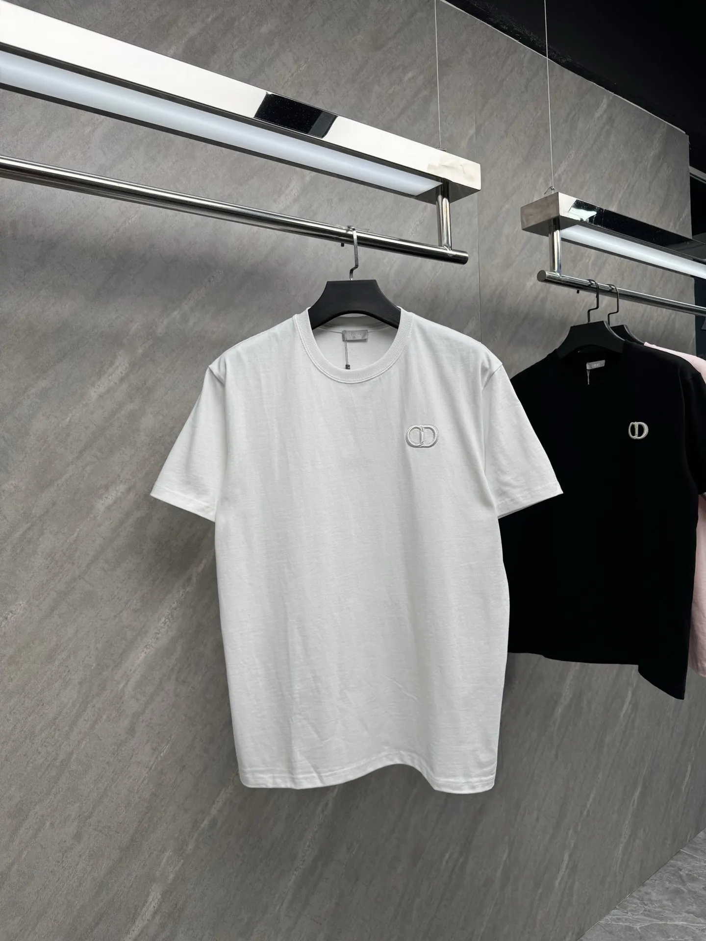 Dior short-sleeved T-shirt, exquisite wear