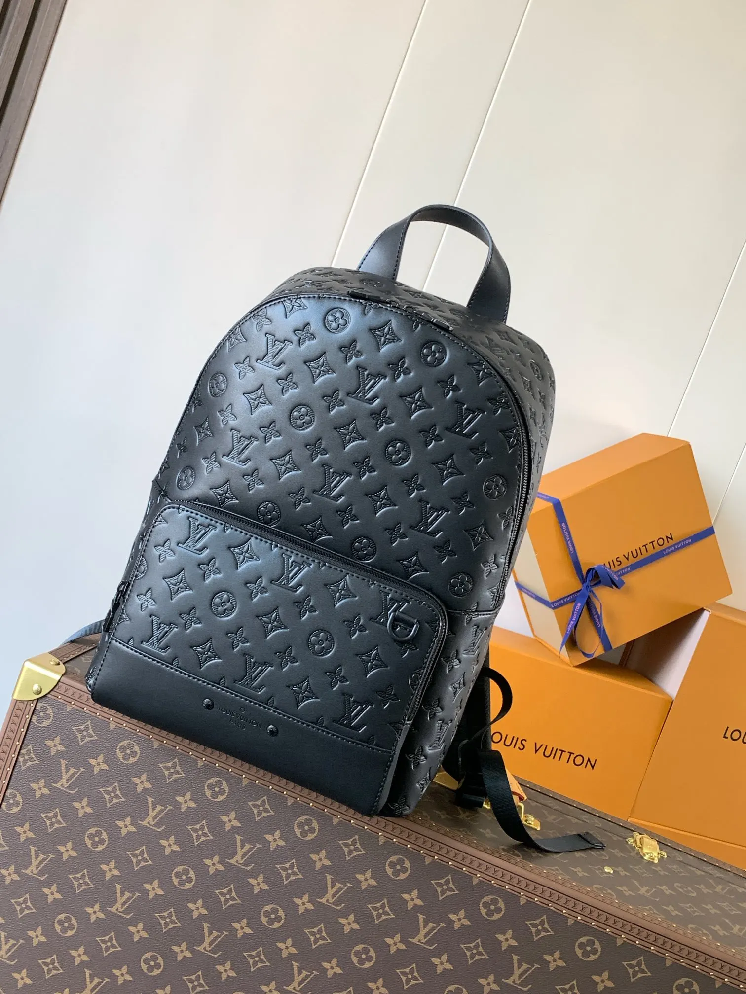 LV 黑色 小牛皮 黑压 本款赛车背包散发出运动时 双肩包 实用双肩款