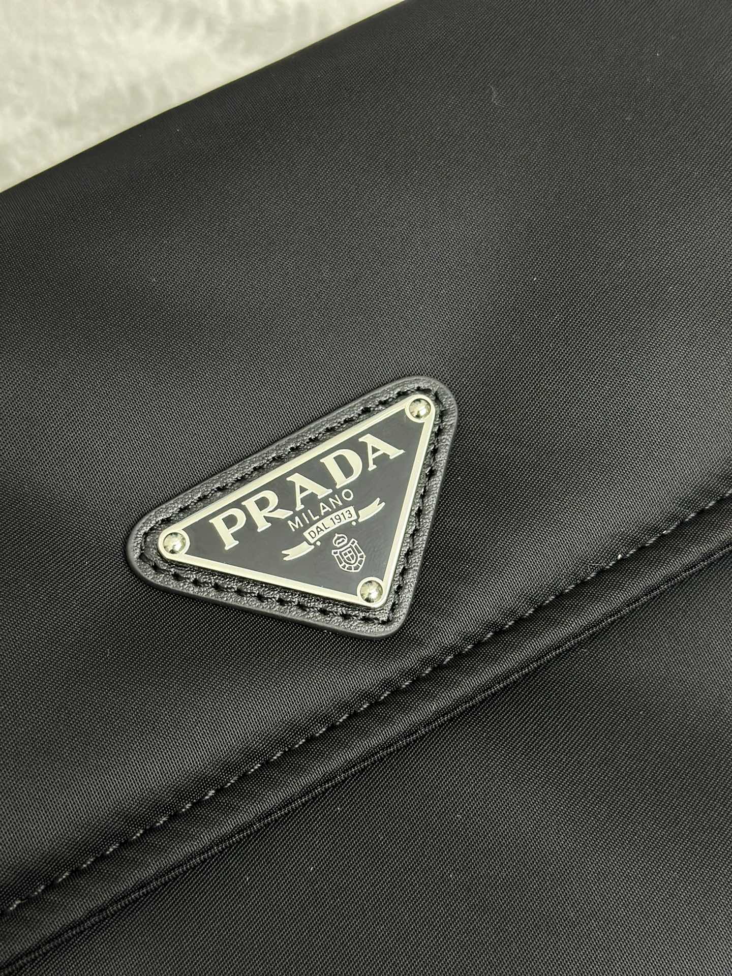 Prada 尼龍 斜背包 輕便斜挎款(數字9) Prada 尼龍 斜背包 輕便斜挎款(數字9)