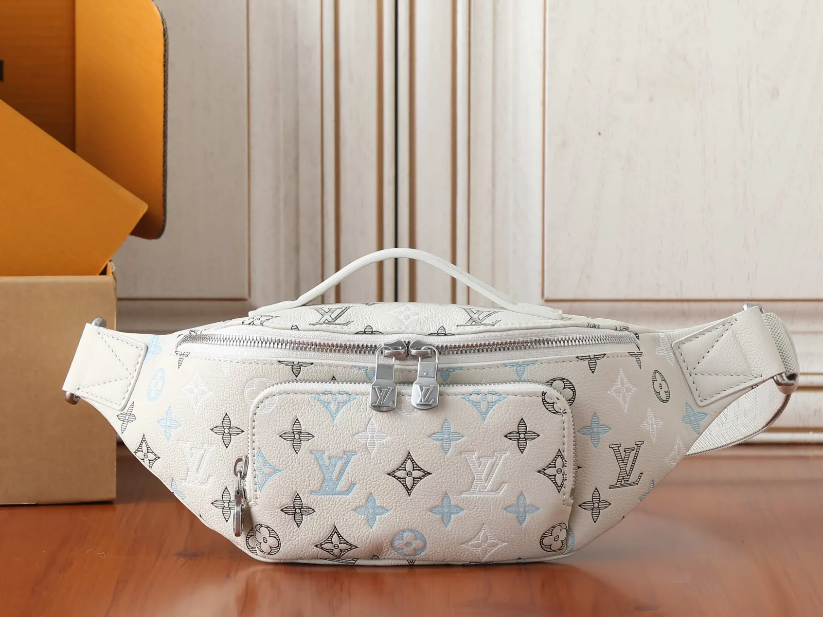 LV 牛皮 束带拥有细腻织纹和撞色标识 方便系在腰部 肩背或