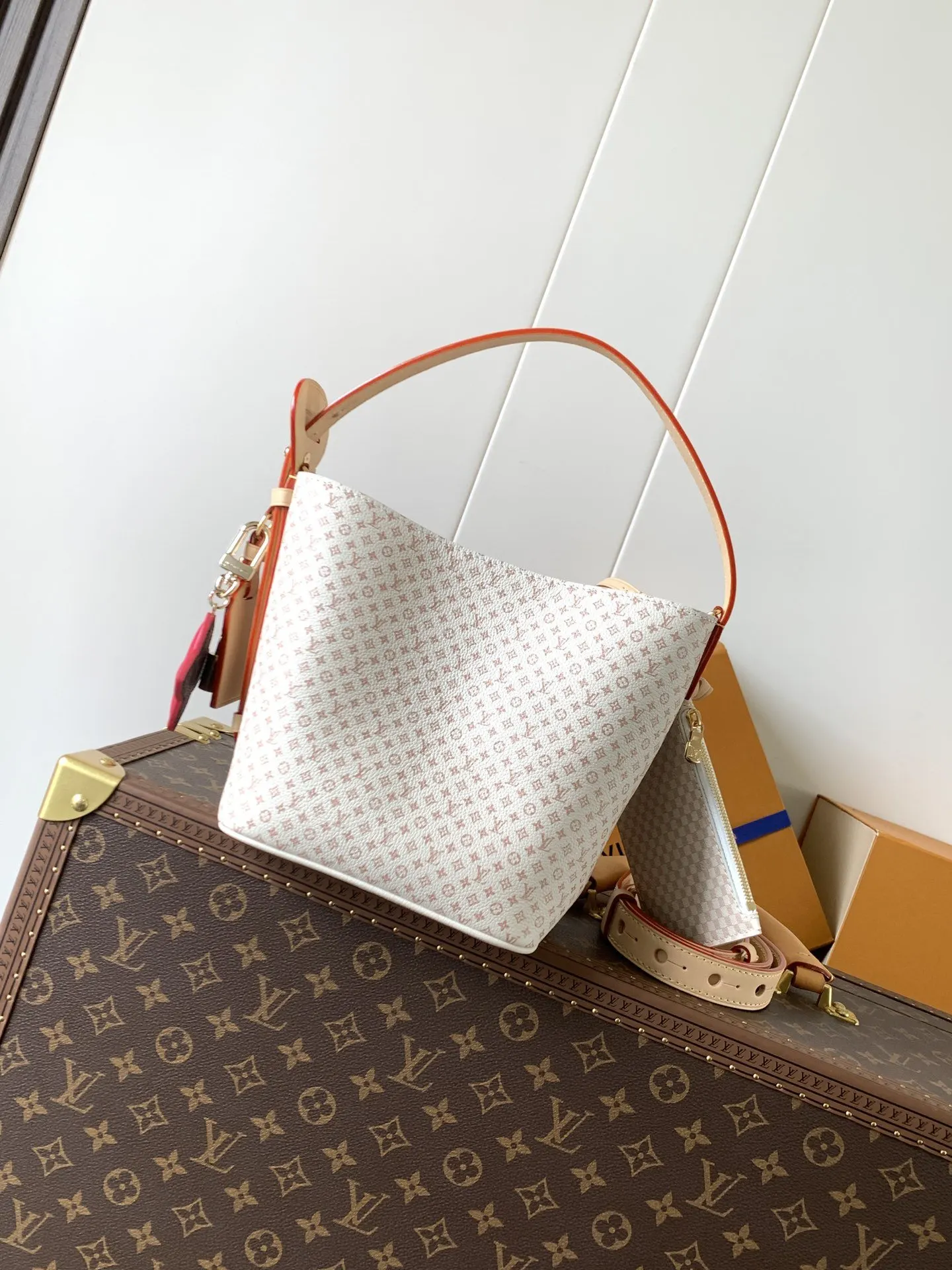 LV 白色壓紋水桶包 肩背款