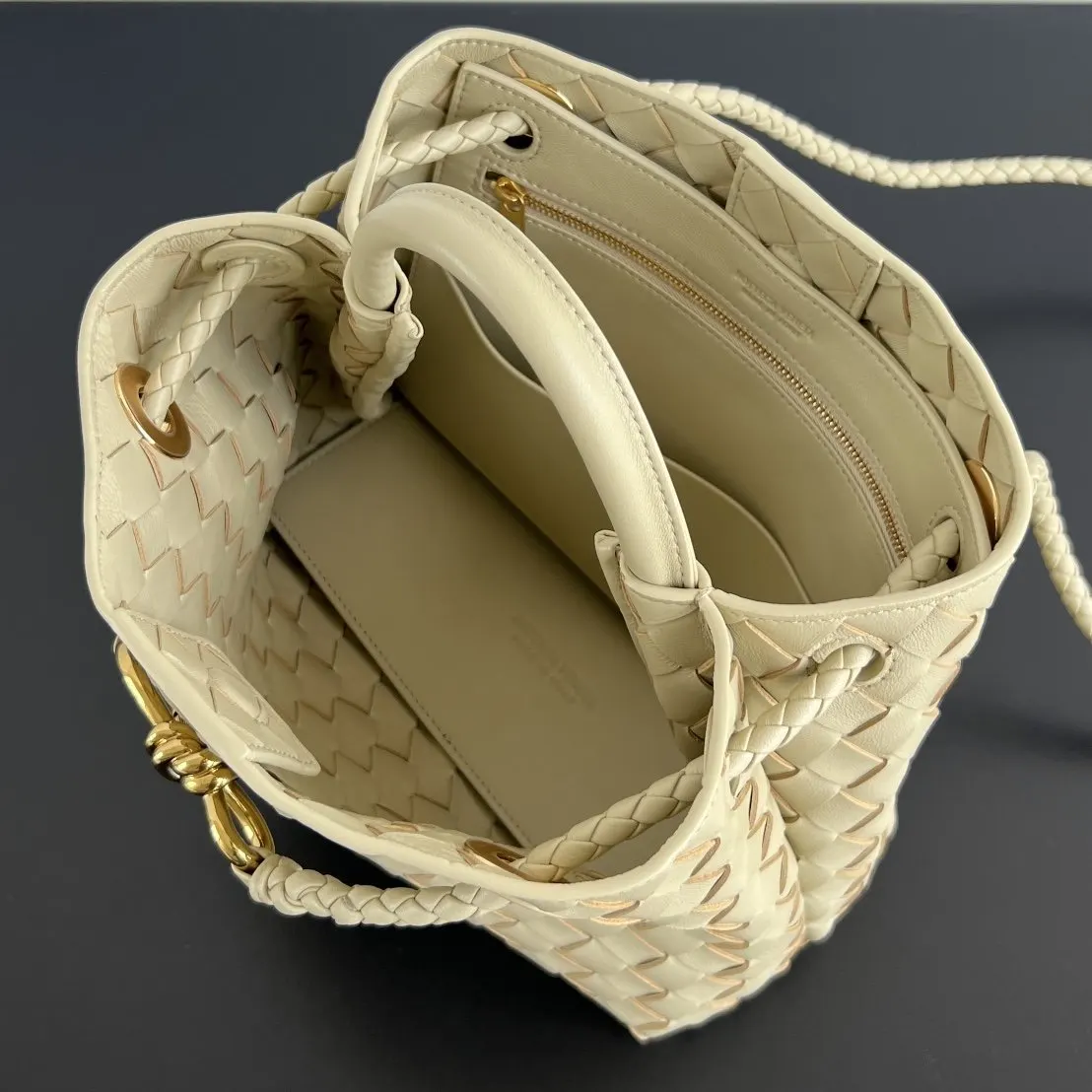Bottega Veneta 金色 羊皮 斜挎包 轻便斜挎款