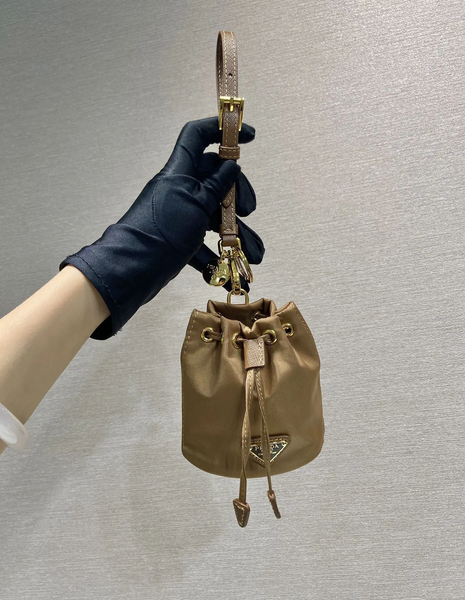 金色 皮革 容量空间大 卡片 车钥匙 口紅 统统没问题 水桶包 休閒水桶款
